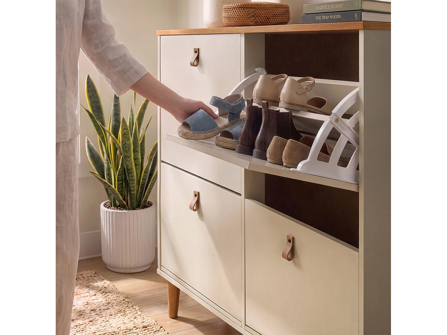 Meuble à chaussures MIKKA, étagère à chaussures bois couleur blanc cachemire et chêne, rangement avec 4 abattants en pin massif