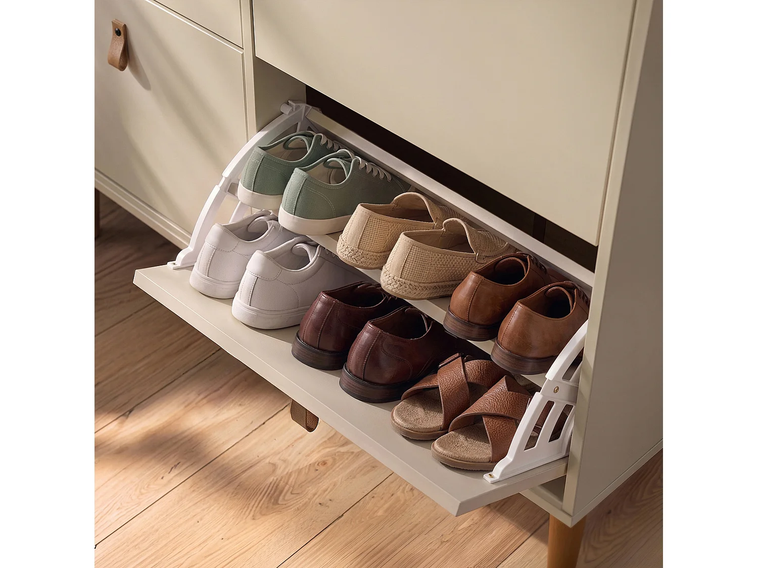 Meuble à chaussures MIKKA, étagère à chaussures bois couleur blanc cachemire et chêne, rangement avec 4 abattants en pin massif