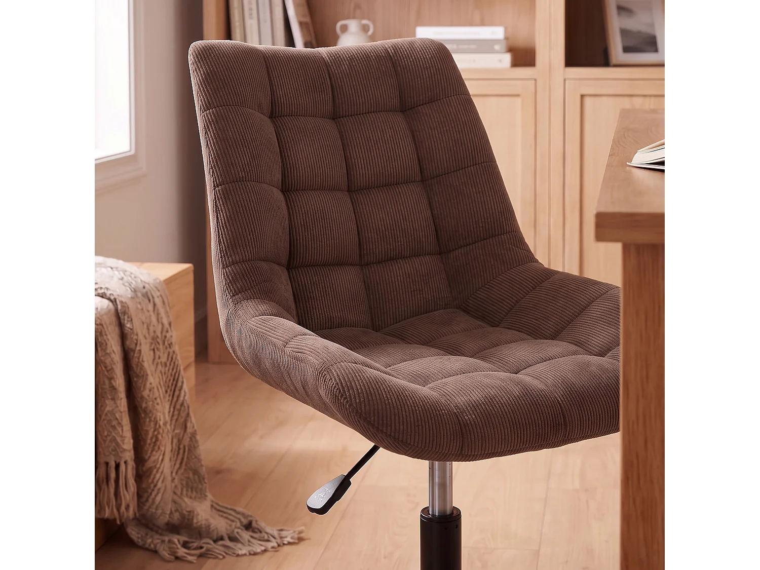 Chaise de bureau VASILO fauteuil en velours côtelé brun avec piétement en métal laqué noir