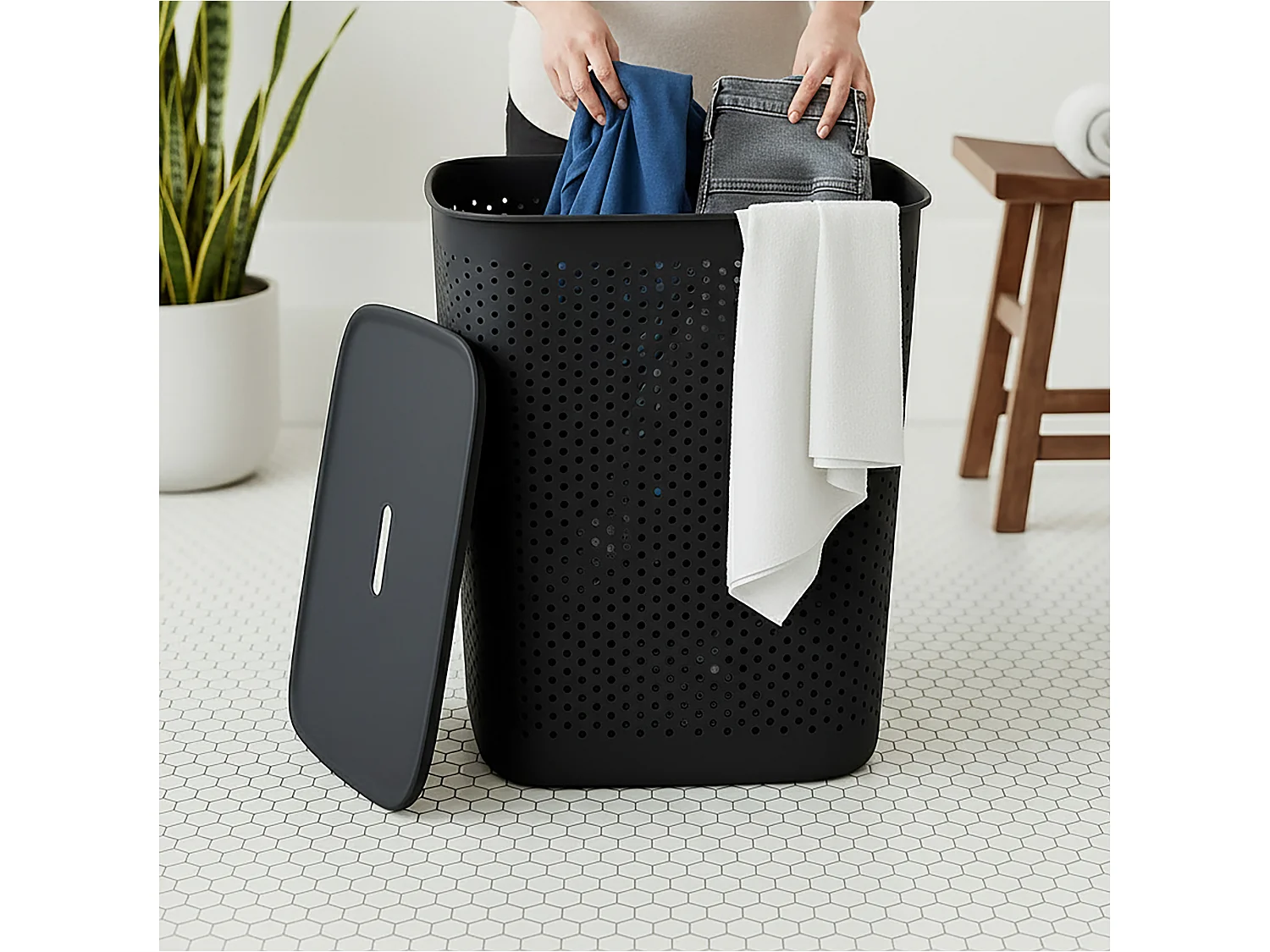 Panier à linge autoportant avec couvercle plastique noir 60 L 58x45x34 cm