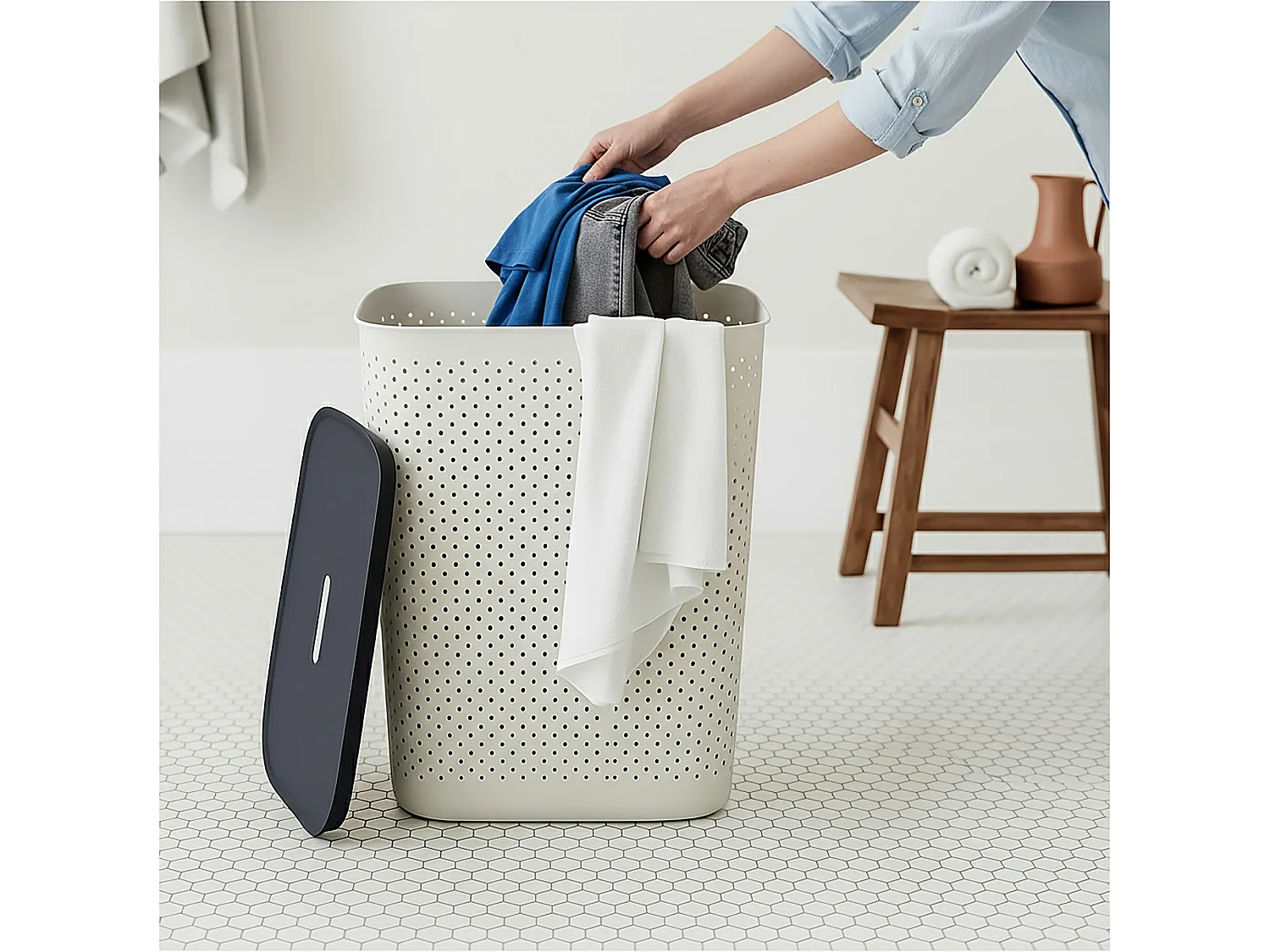 Panier à linge ajouré avec couvercle plastique blanc 60 L 58x45x34 cm