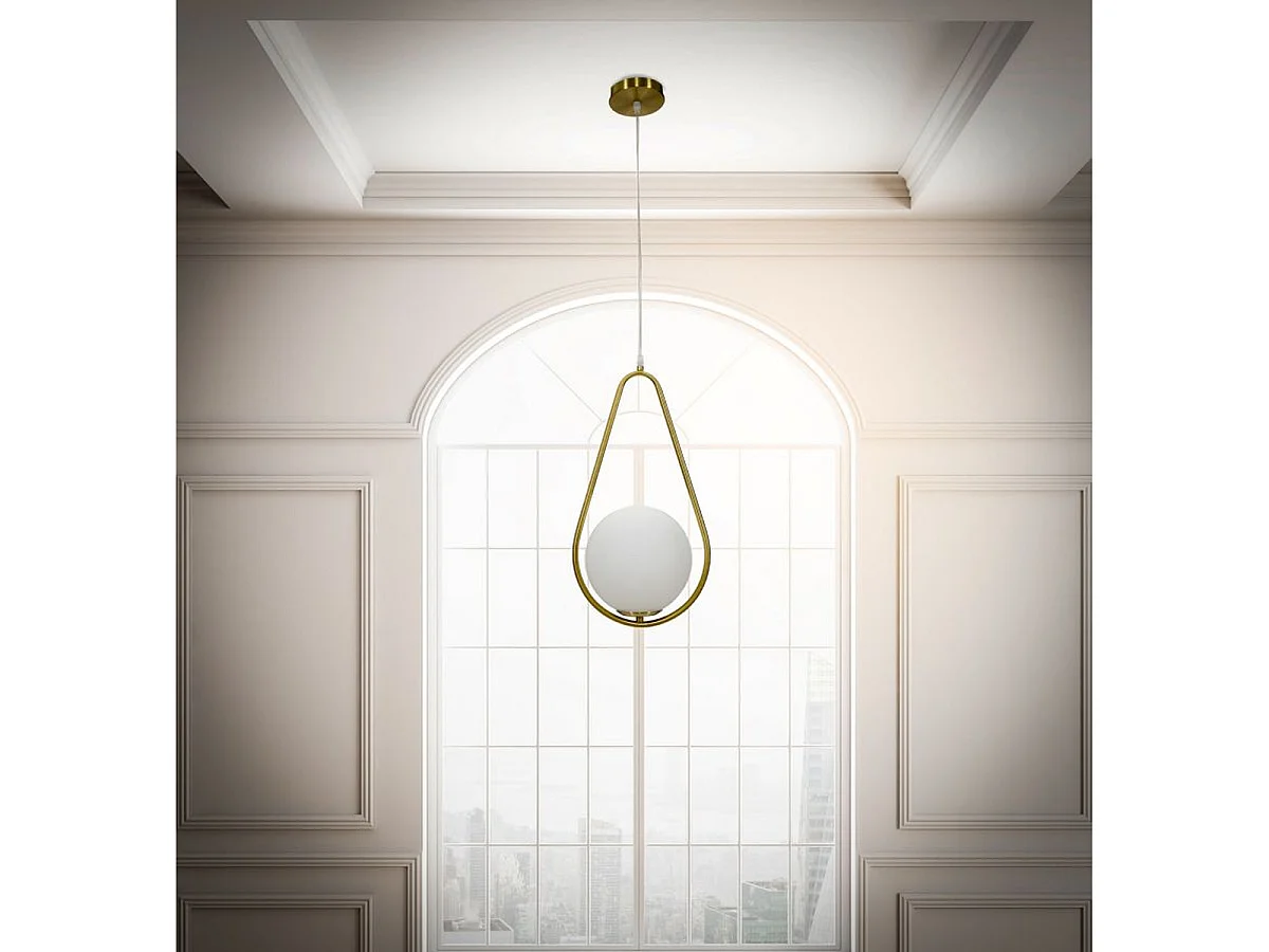 Glamy Drop Hanglamp van goudkleurig ijzer met witte glazen bol