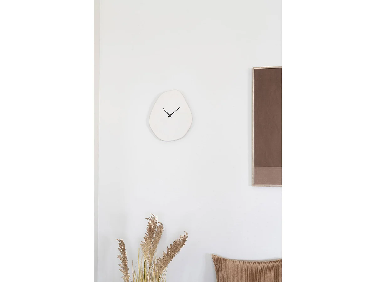 Wandklok Vienna van ivoorwit beton, organische vorm 28×33 cm