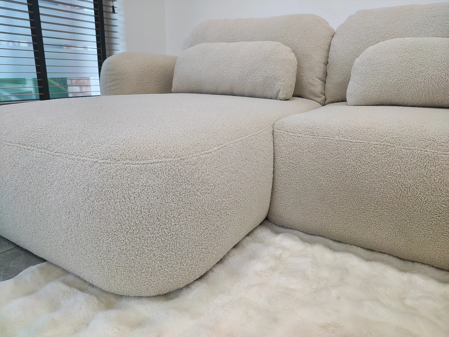 Canapé d'angle droit convertible en tissu beige VELO – grand canapé