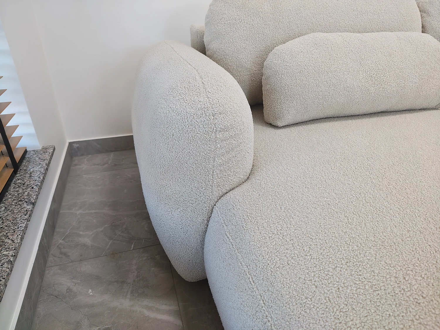 Canapé d'angle droit convertible en tissu beige VELO – grand canapé