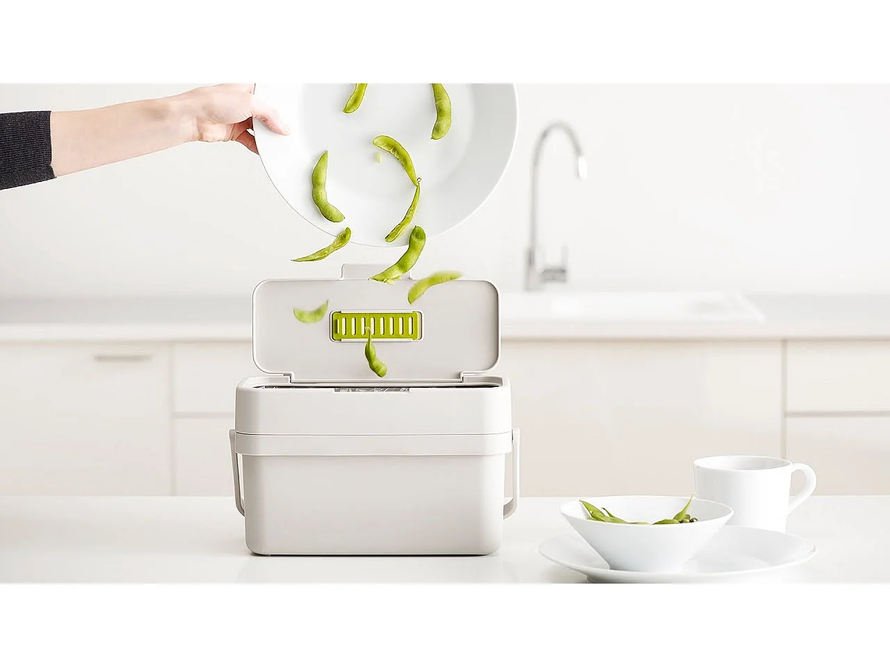Mini-bac à déchets alimentaires Joseph Joseph Duo, design compact et pratique, facile à remplir, idéal pour la cuisine.