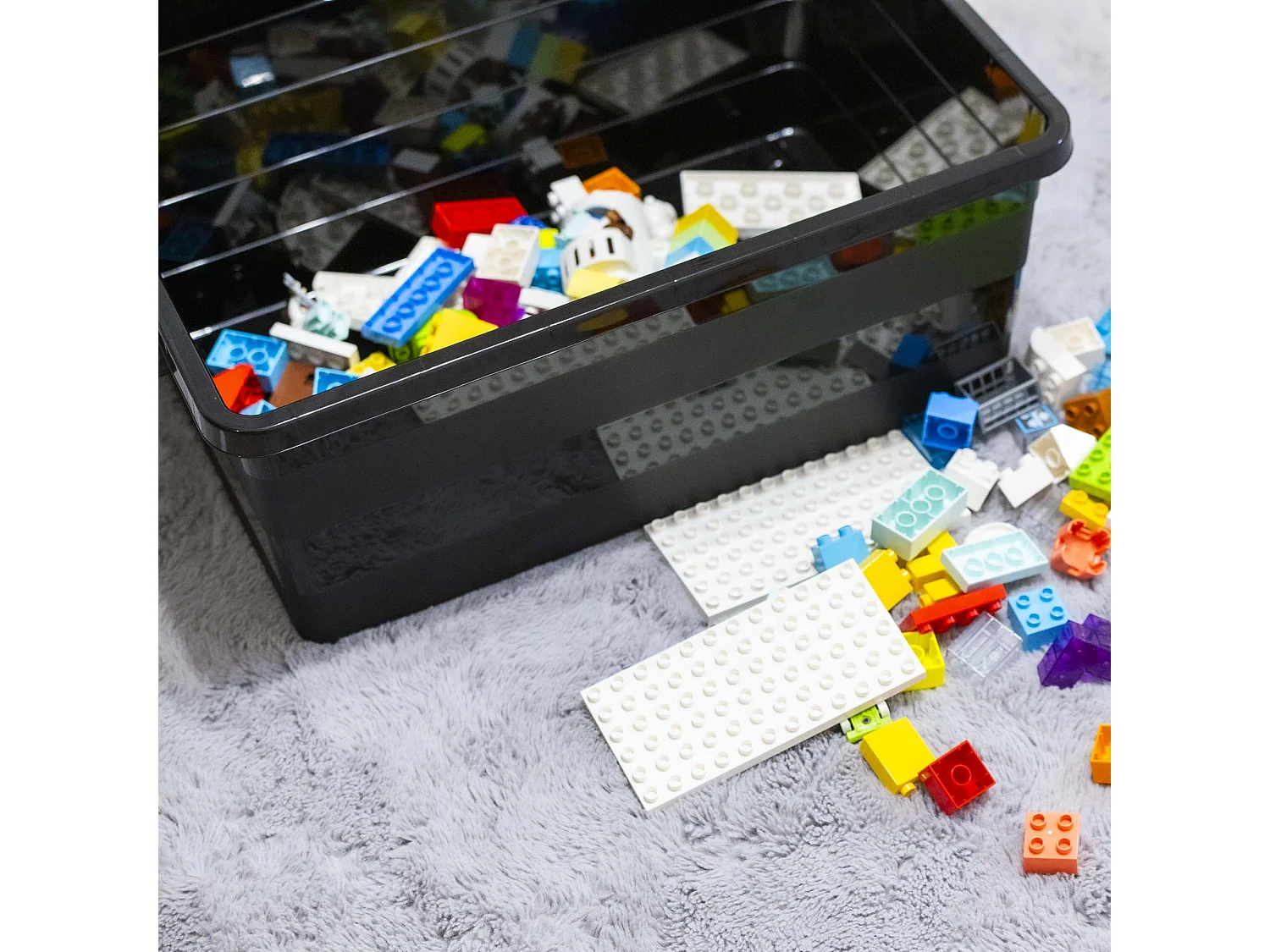 Boîte de rangement en plastique avec couvercle et roulettes noir 58.5x38.5x24.5 cm