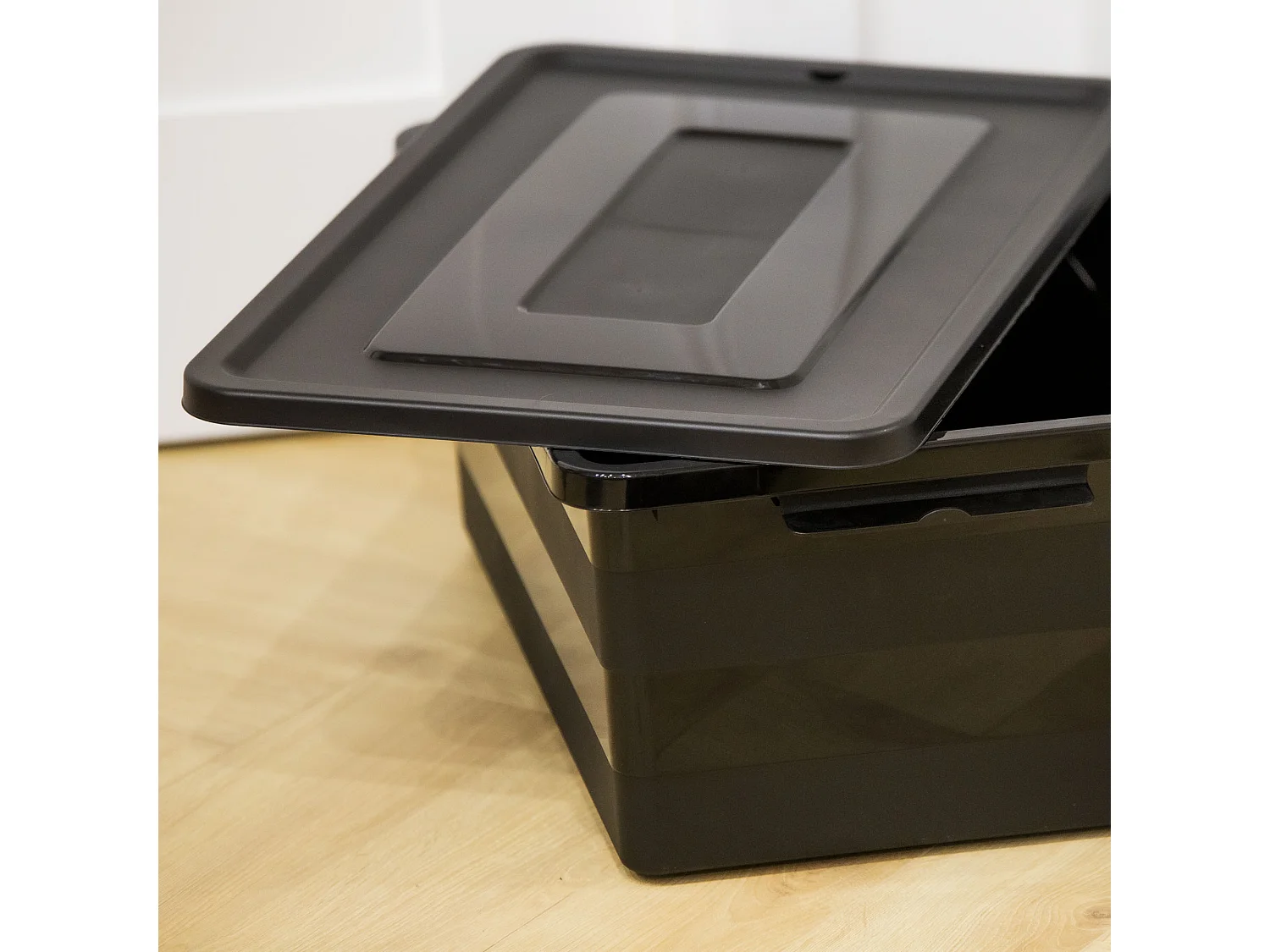 Boîte de rangement en plastique avec couvercle et roulettes noir 58.5x38.5x24.5 cm