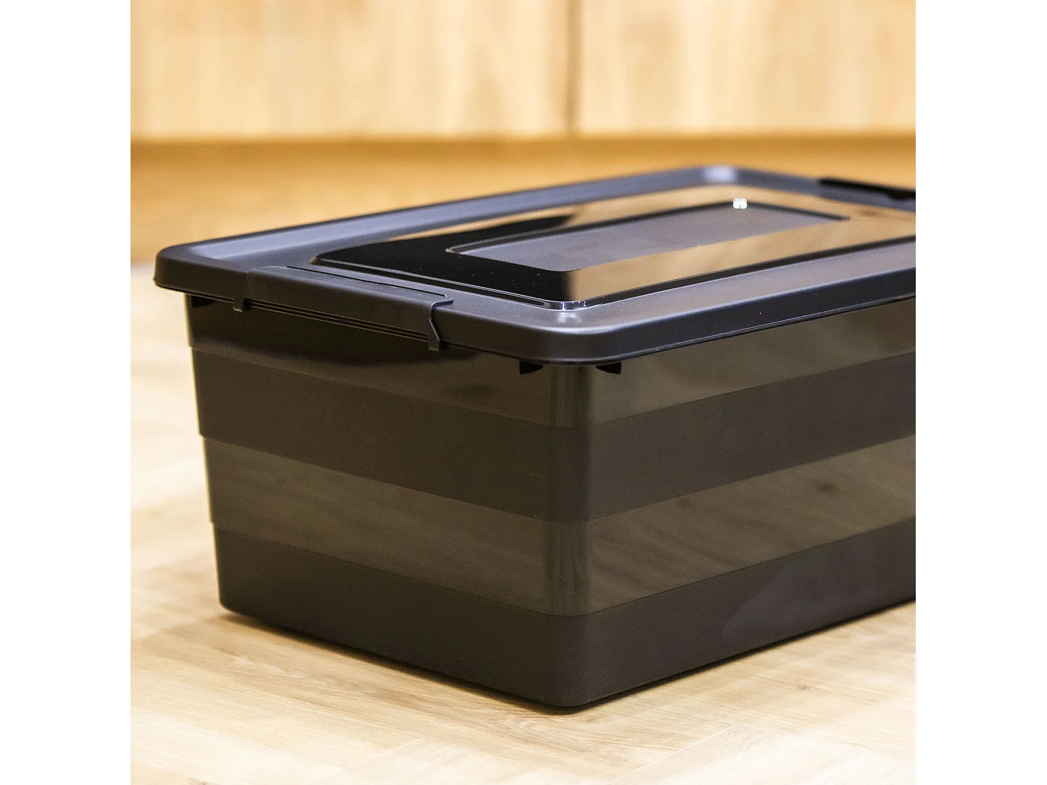 Boîte de rangement en plastique avec couvercle et roulettes noir 58.5x38.5x24.5 cm