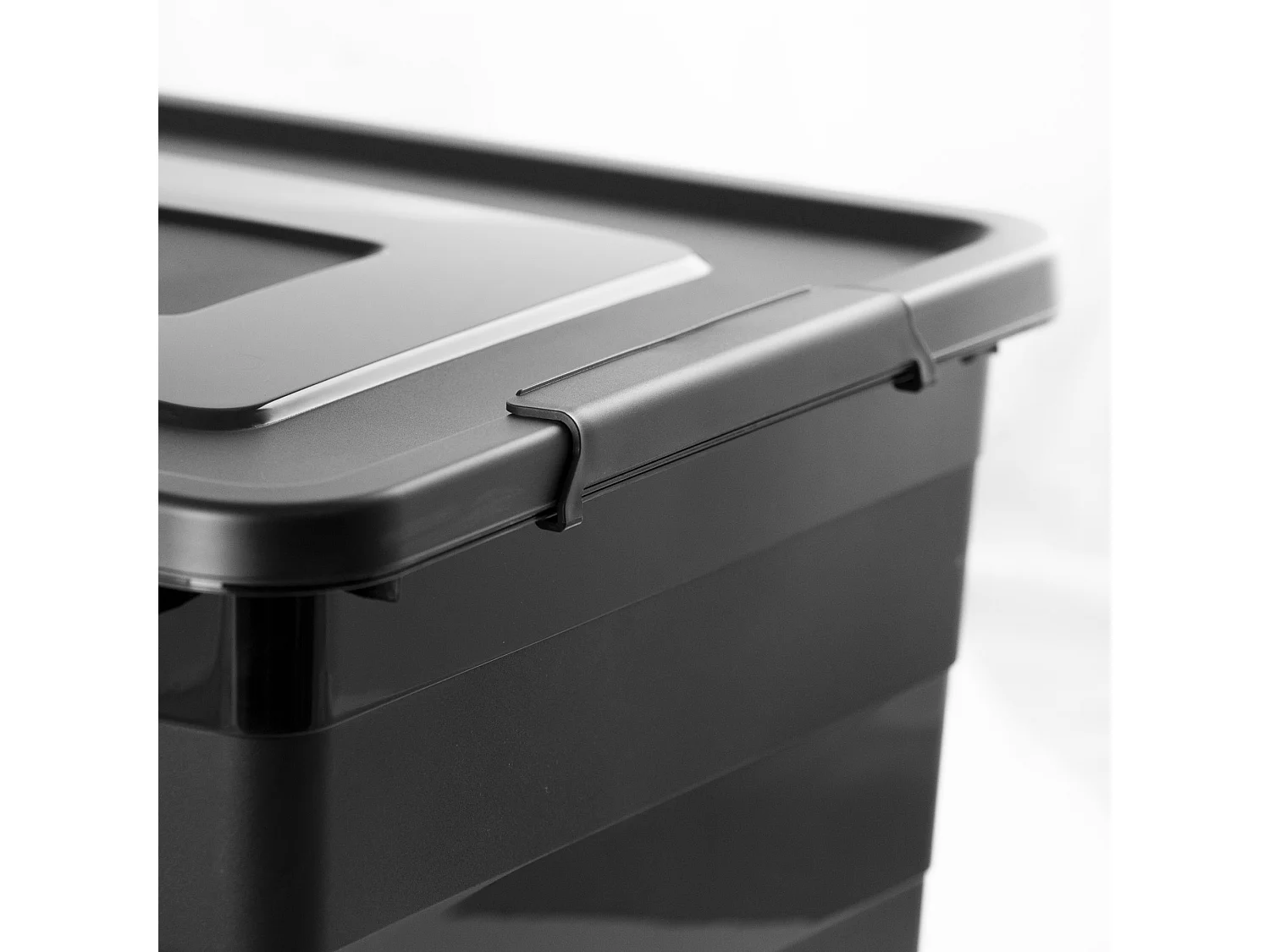 Boîte de rangement en plastique avec couvercle et roulettes noir 58.5x38.5x24.5 cm