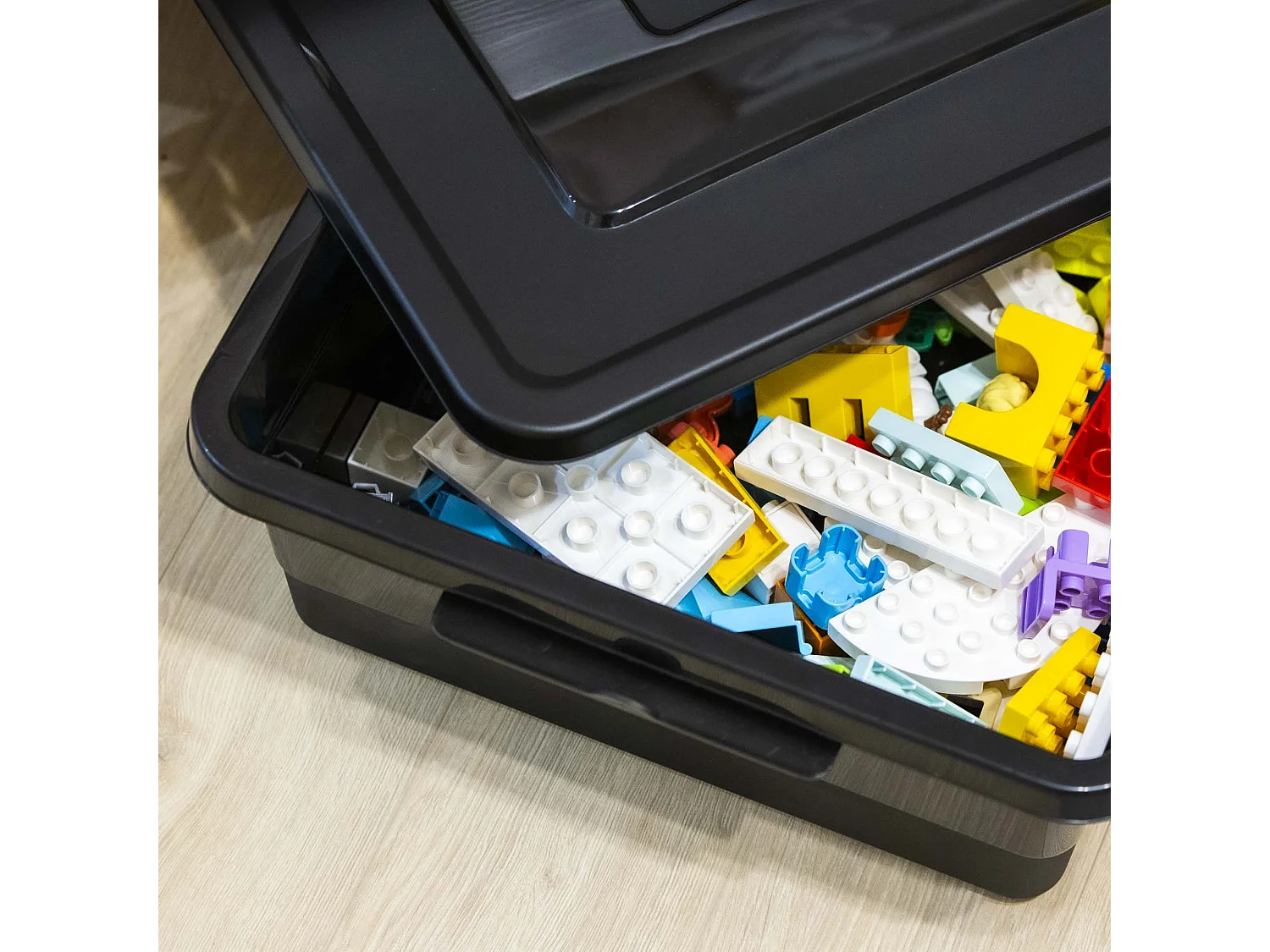 Boîte de rangement en plastique avec couvercle et roulettes, noire, 58,5x38,5x16,6 cm, 28 l