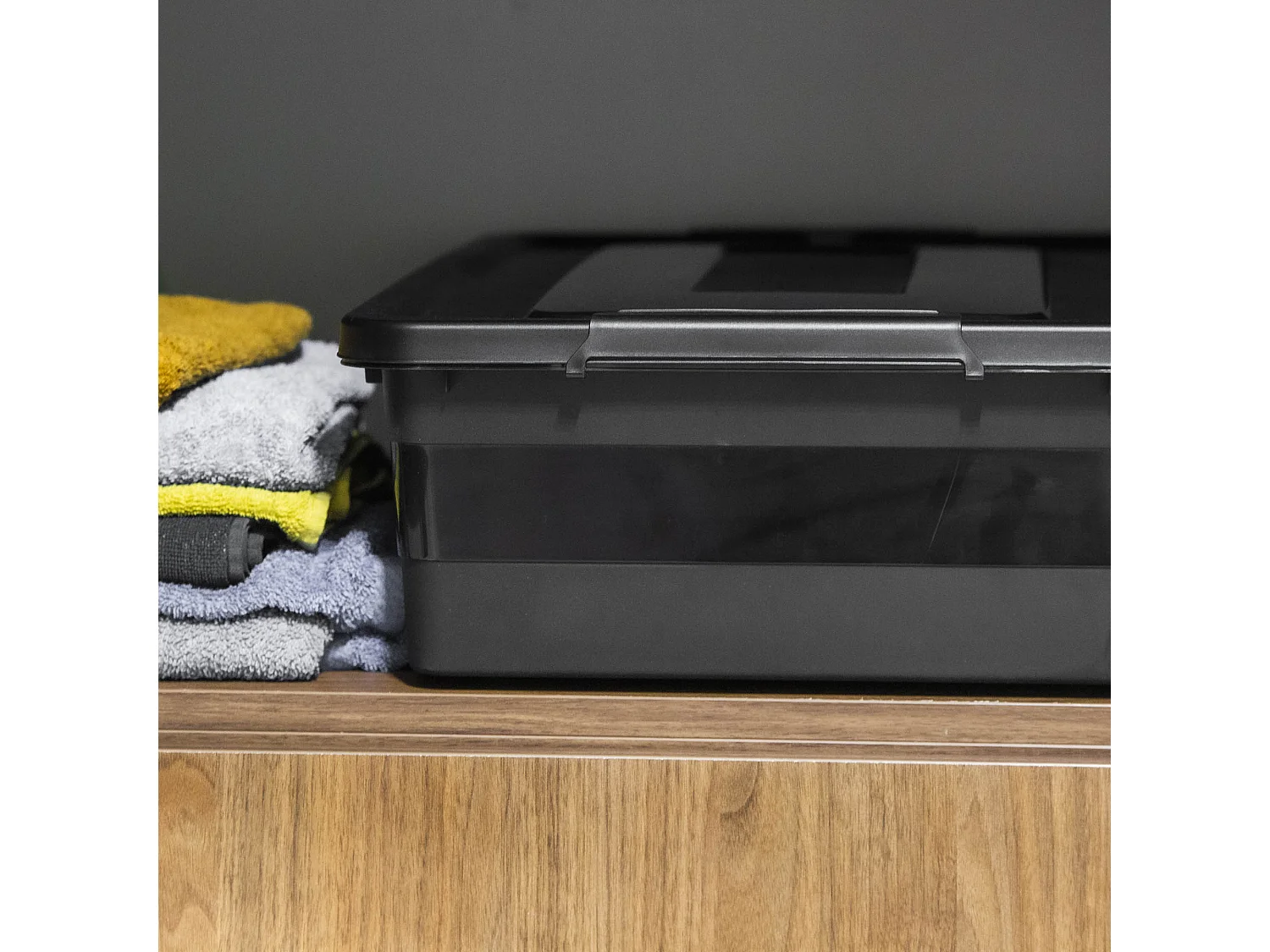 Boîte de rangement en plastique avec couvercle et roulettes, noire, 58,5x38,5x16,6 cm, 28 l
