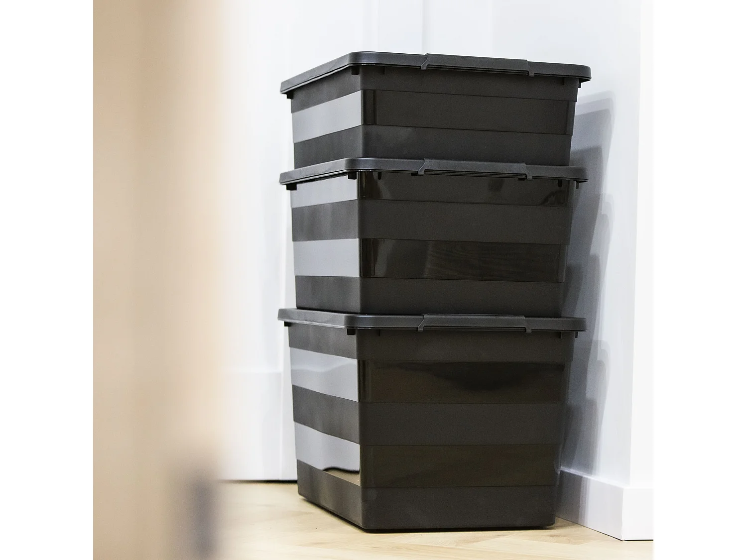 Boîte de rangement en plastique avec couvercle et roulettes, noire, 58,5x38,5x16,6 cm, 28 l