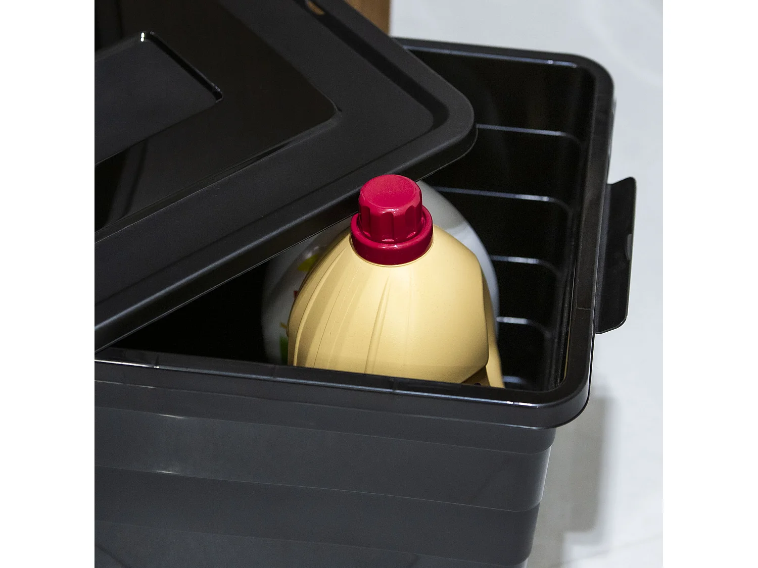 Boîte de rangement en plastique avec couvercle et roulettes, noir, 58,5x38,5x33,1 cm, 55 l