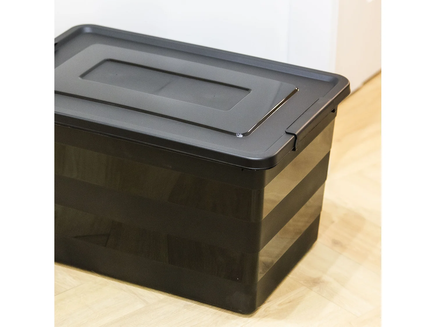 Boîte de rangement en plastique avec couvercle et roulettes, noir, 58,5x38,5x33,1 cm, 55 l