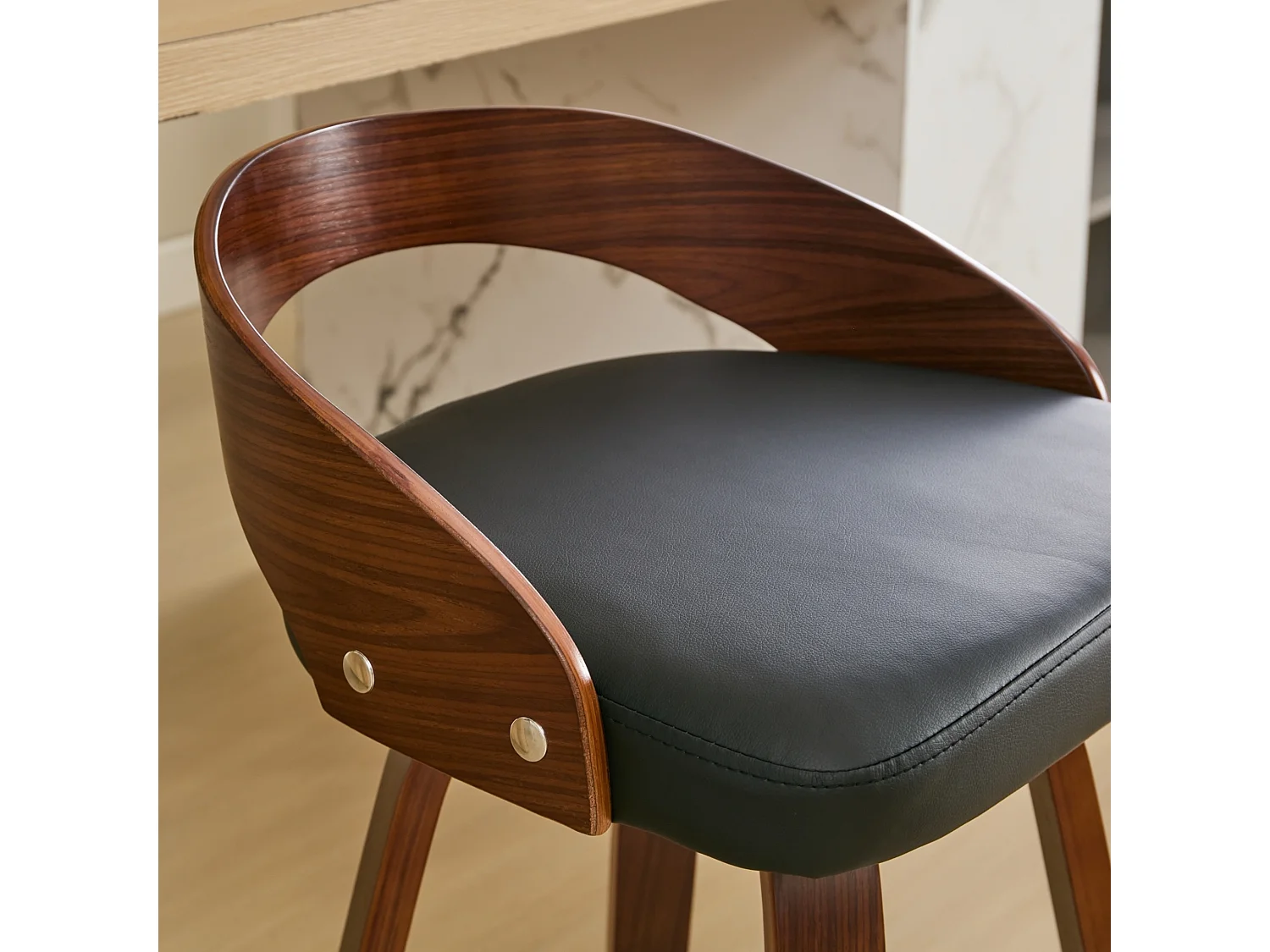 Lot de 2 tabourets de bar pivotants avec assise en similicuir et dossier bas en bois