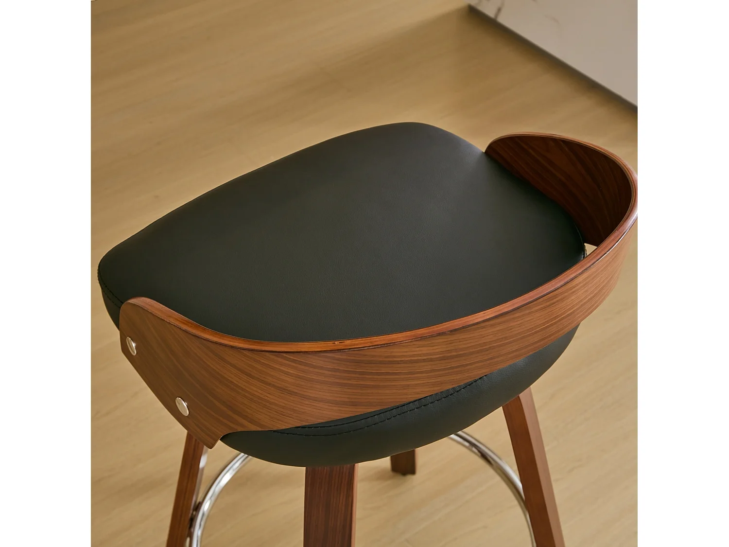 Lot de 2 tabourets de bar pivotants avec assise en similicuir et dossier bas en bois