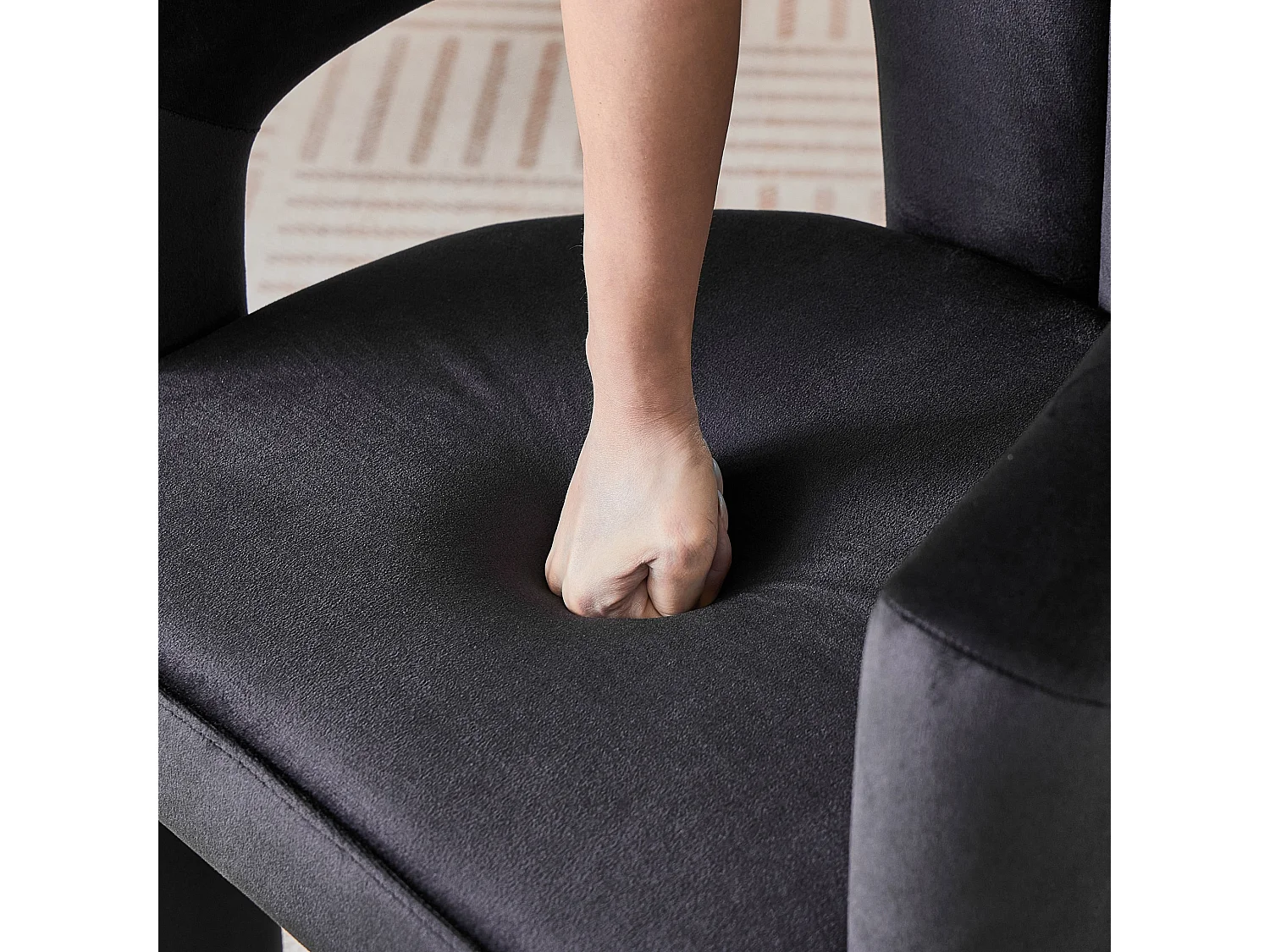 Set van 2 gestoffeerde eetkamerstoelen met omsluitende rugleuning en geïntegreerde armleuningen
