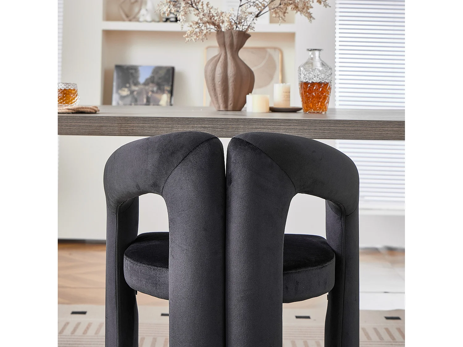 Set van 2 gestoffeerde eetkamerstoelen met omsluitende rugleuning en geïntegreerde armleuningen
