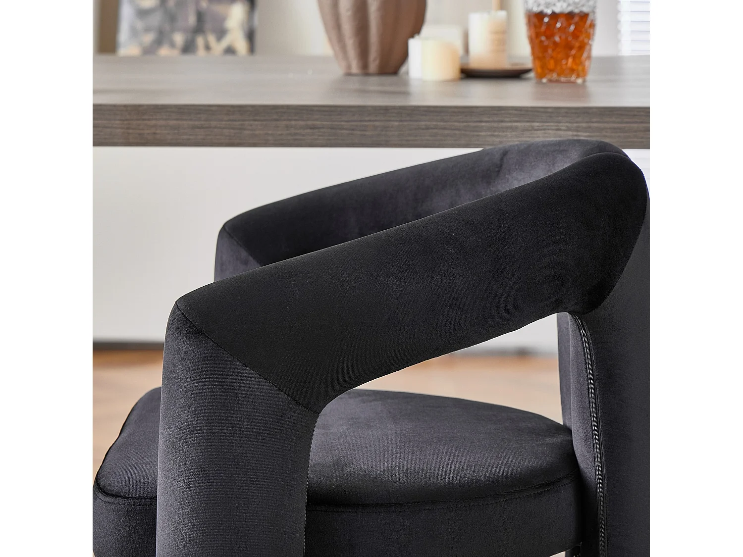 Set van 2 gestoffeerde eetkamerstoelen met omsluitende rugleuning en geïntegreerde armleuningen
