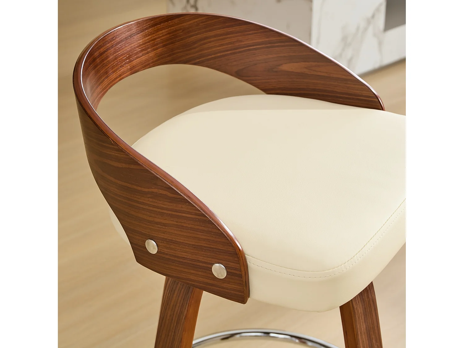 Lot de 2 tabourets de bar pivotants avec assise en similicuir et dossier bas en bois