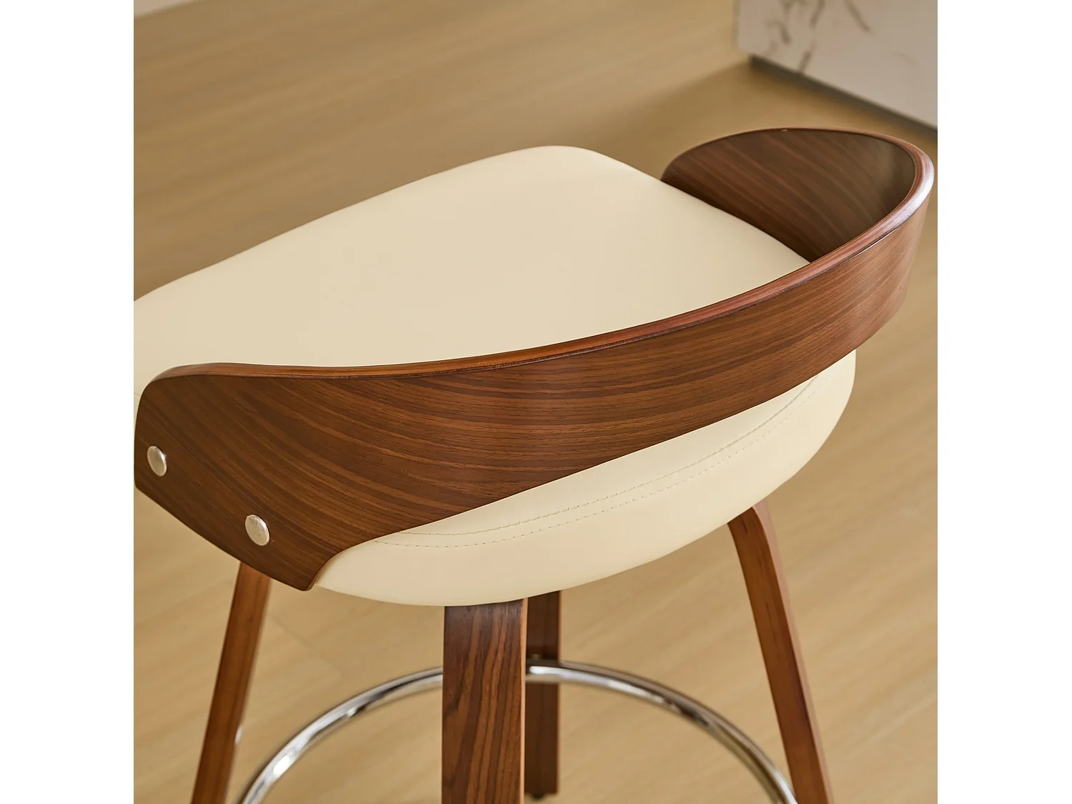 Lot de 2 tabourets de bar pivotants avec assise en similicuir et dossier bas en bois
