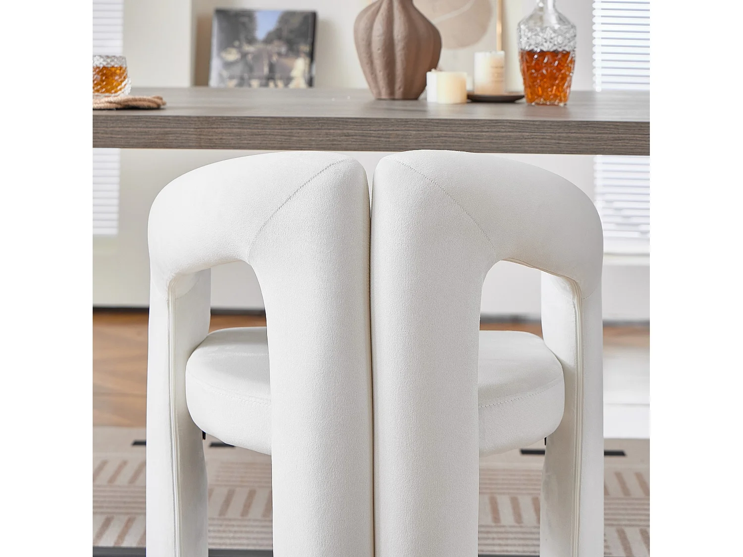 Set van 2 gestoffeerde eetkamerstoelen met omsluitende rugleuning en geïntegreerde armleuningen