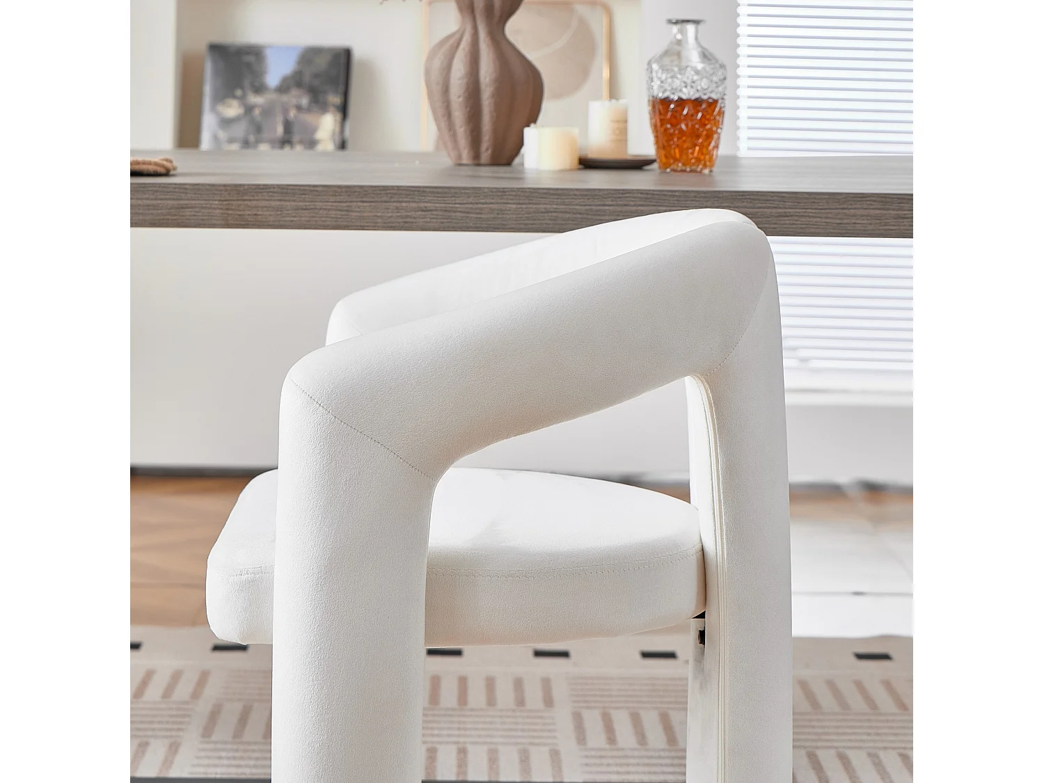 Set van 2 gestoffeerde eetkamerstoelen met omsluitende rugleuning en geïntegreerde armleuningen