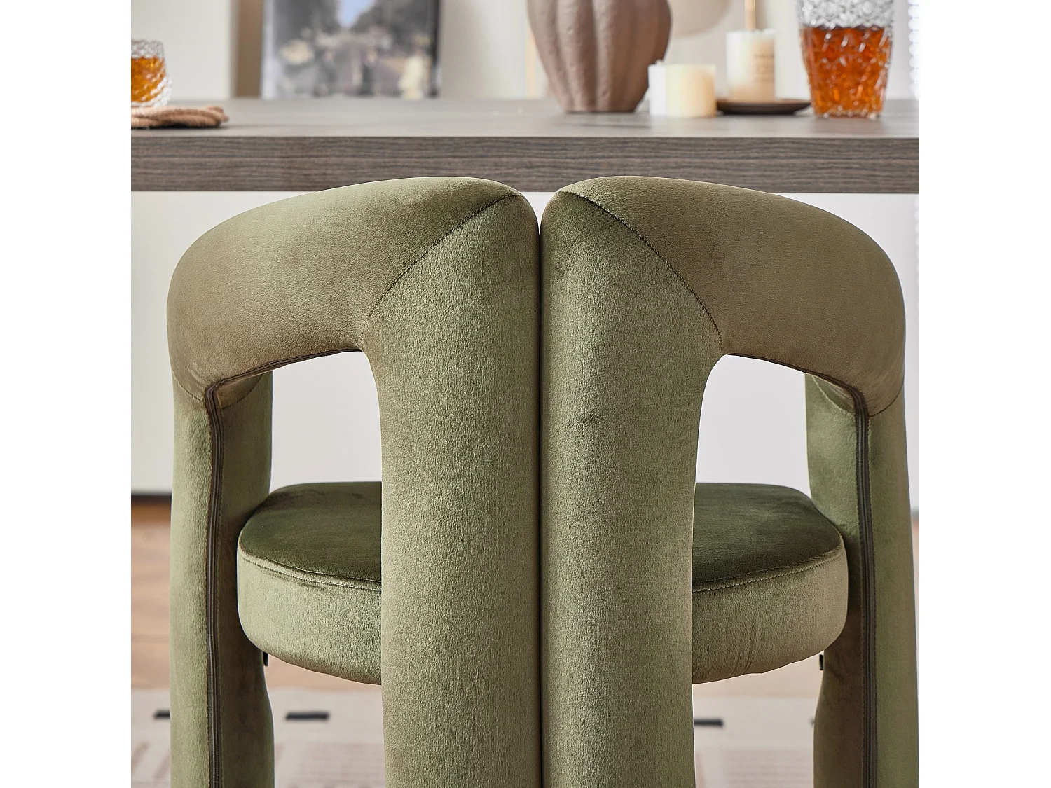 Set van 2 gestoffeerde eetkamerstoelen met omsluitende rugleuning en geïntegreerde armleuningen