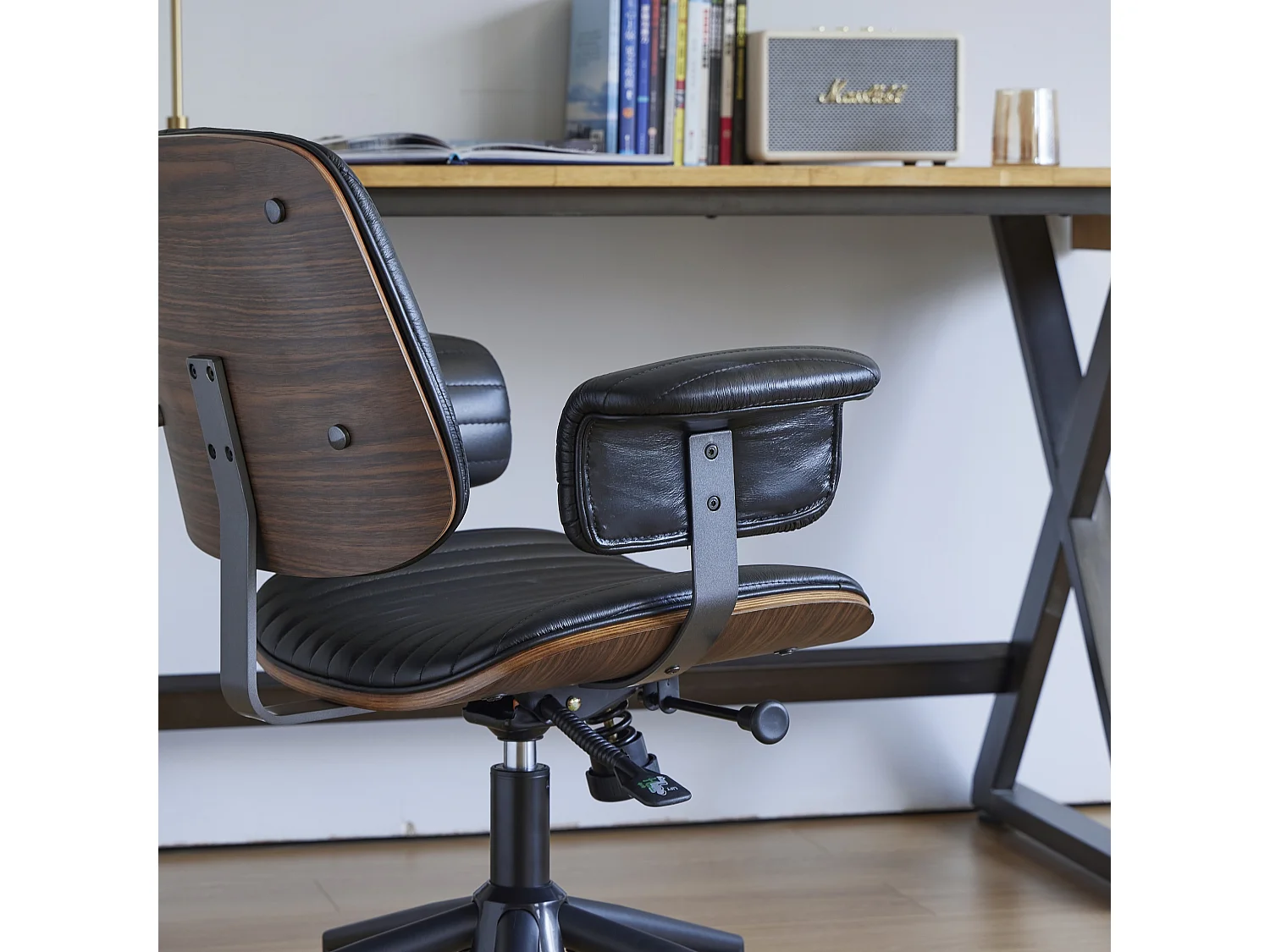 Fauteuil de bureau ergonomique en cuir véritable avec accoudoirs rembourrés et coque en bois courbé
