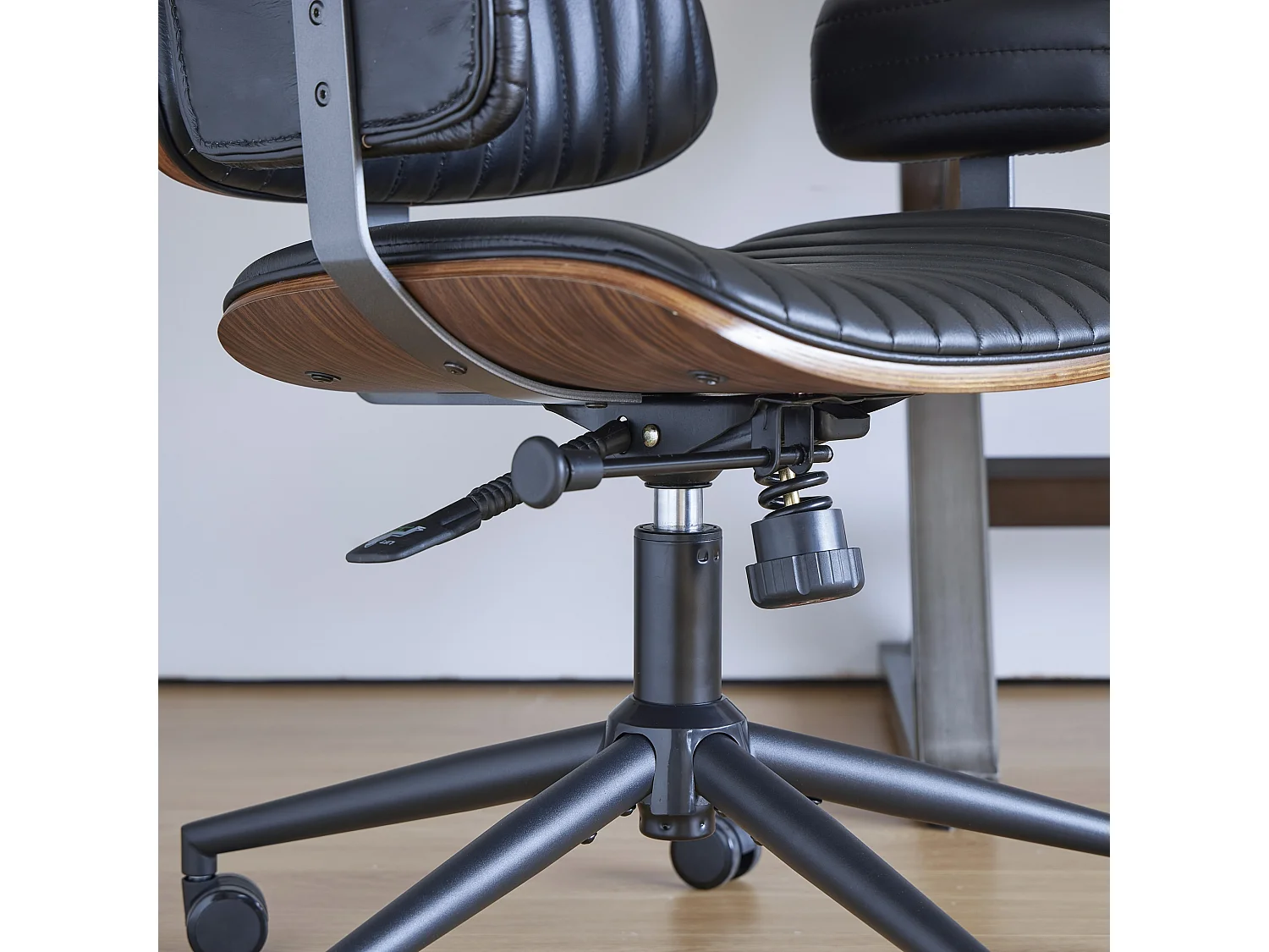 Fauteuil de bureau ergonomique en cuir véritable avec accoudoirs rembourrés et coque en bois courbé