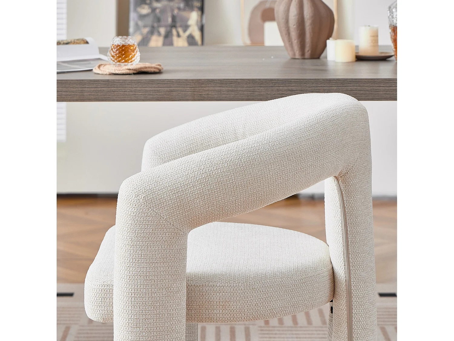 Set van 2 gestoffeerde eetkamerstoelen met omsluitende rugleuning en geïntegreerde armleuningen