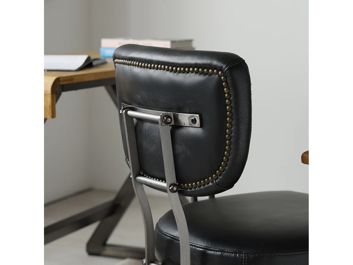 Fauteuil de bureau ergonomique en cuir véritable avec accoudoirs en chêne et bascule verrouillable