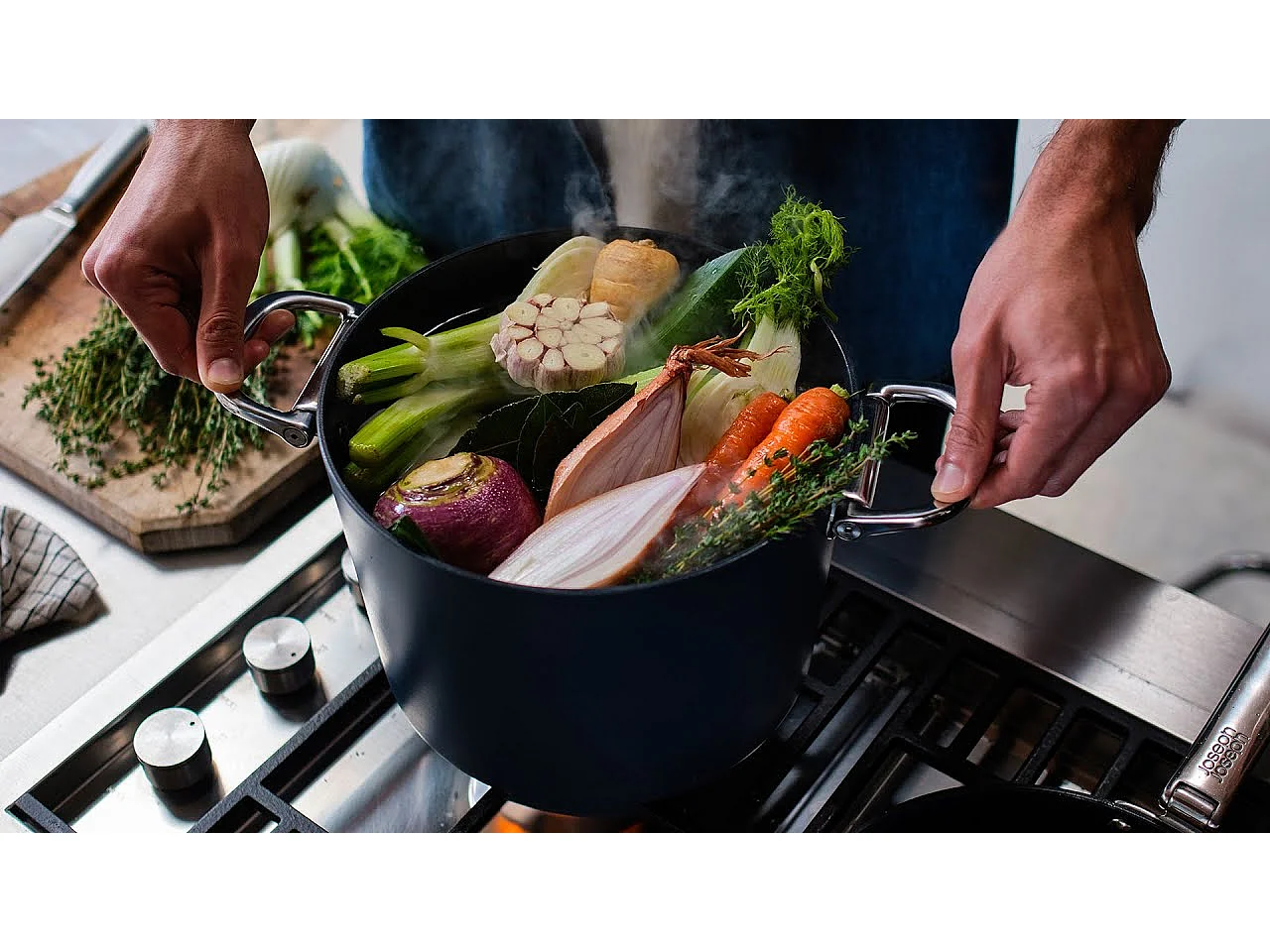 Olla antiadherente Joseph Joseph Space de 25 cm (8.5 qt), mango plegable inoxidable, apta para inducción y horno hasta 232°C, almacenamiento compacto.