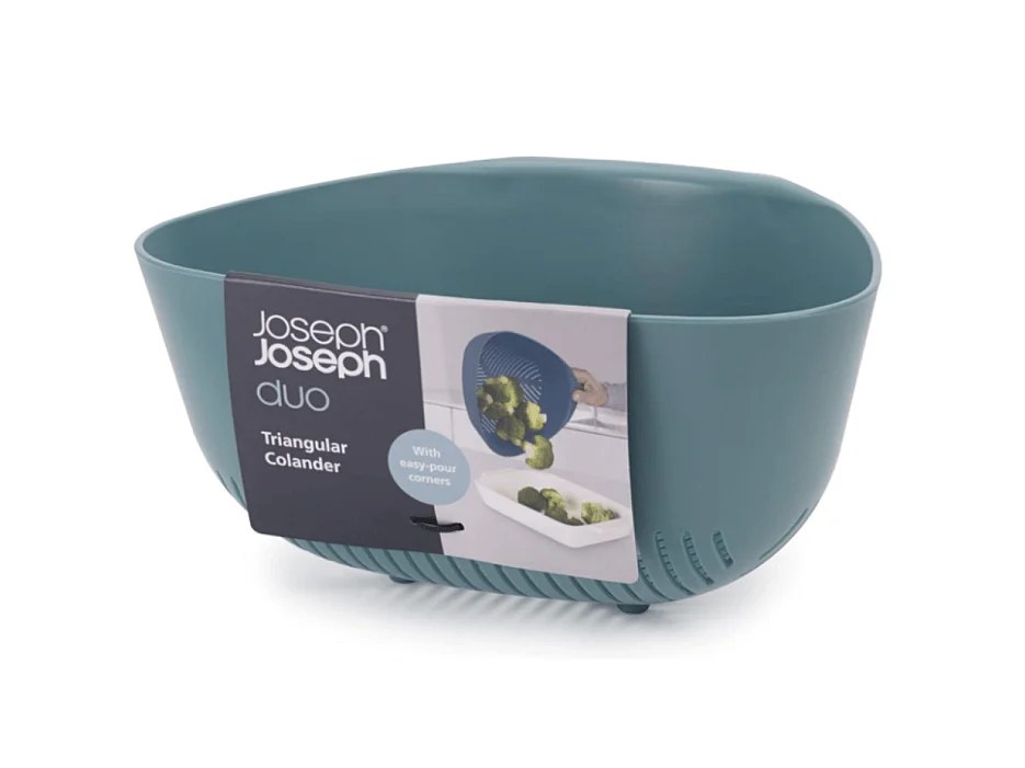 Escorredor triangular Joseph Joseph para massa e legumes, coador com pega vertical e cantos de fácil escoamento, azul-escuro.