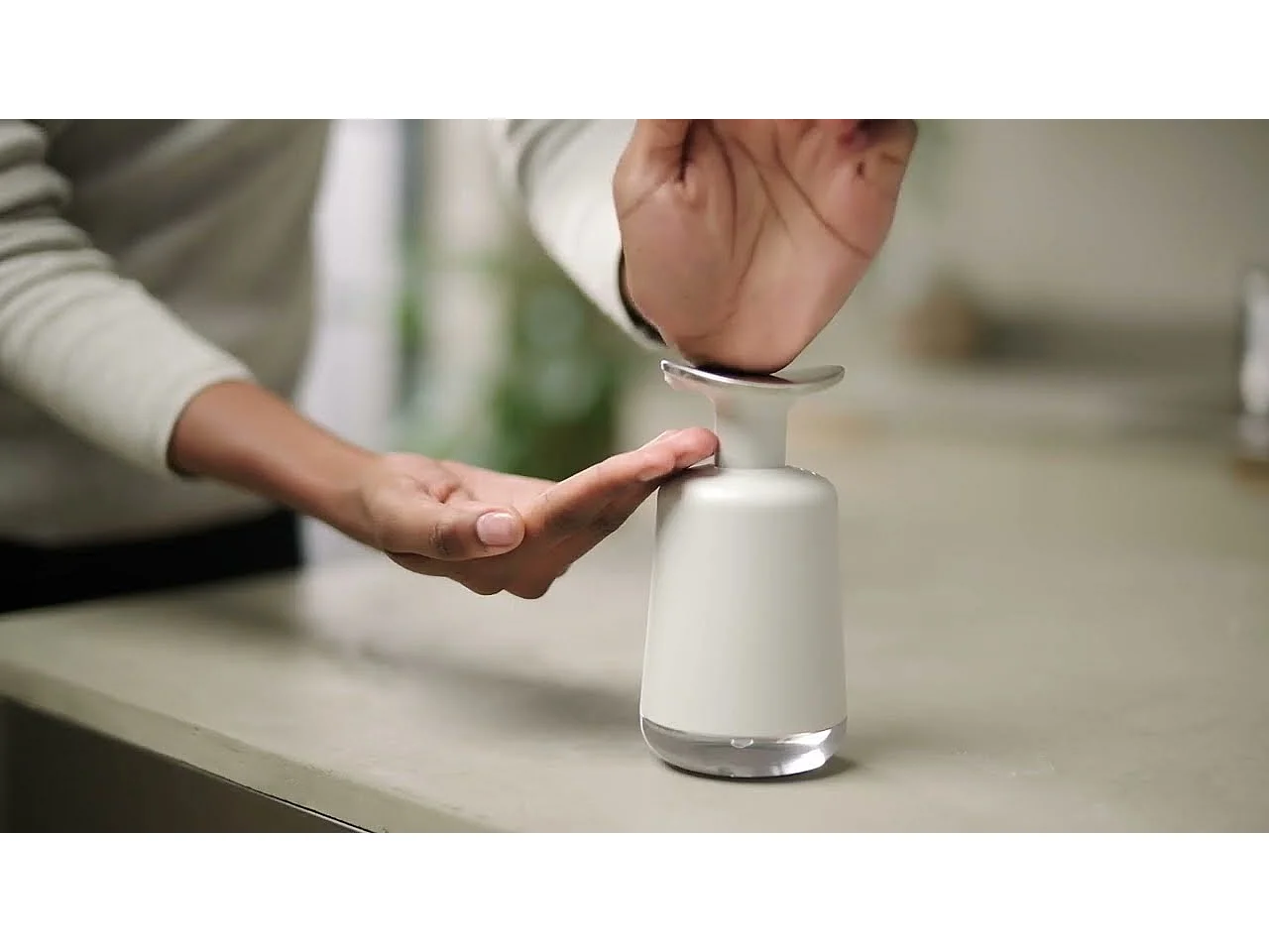Presto™ Joseph Joseph, distributeur de savon hygiénique 350 ml en acier inoxydable, utilisation au poignet, finition grise, idéal cuisine/salle de bain