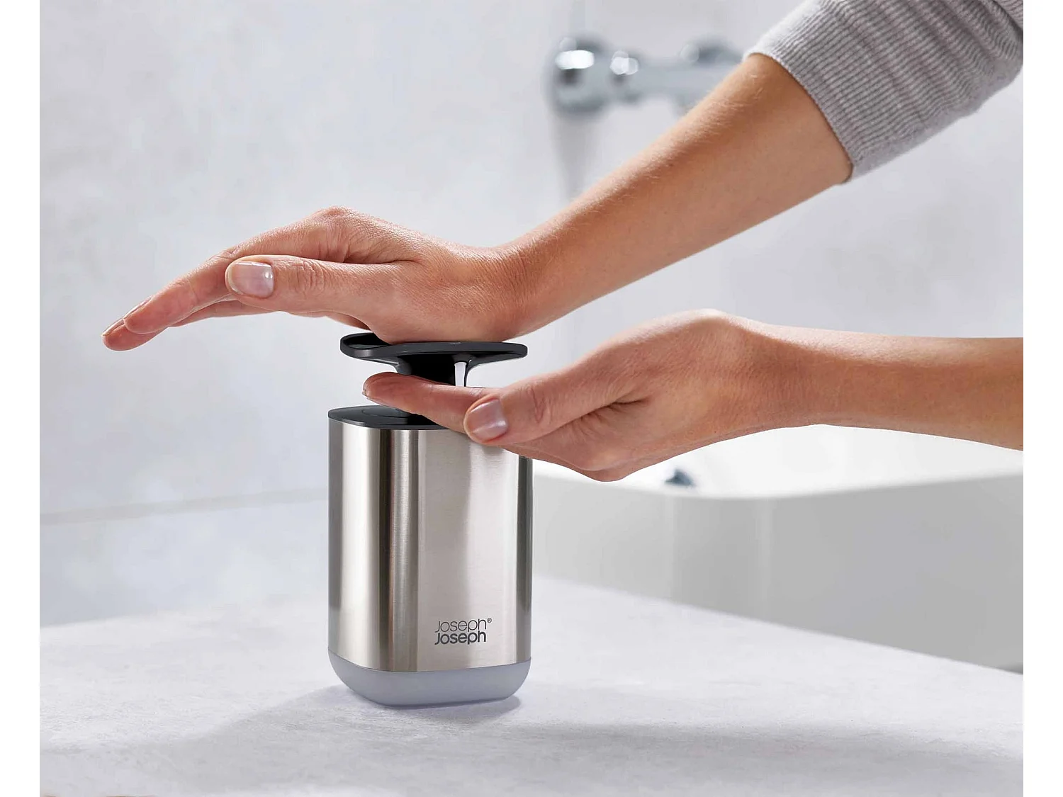 Presto™ Joseph Joseph, distributeur de savon hygiénique 350 ml en acier inoxydable, utilisation au poignet, finition grise, idéal cuisine/salle de bain