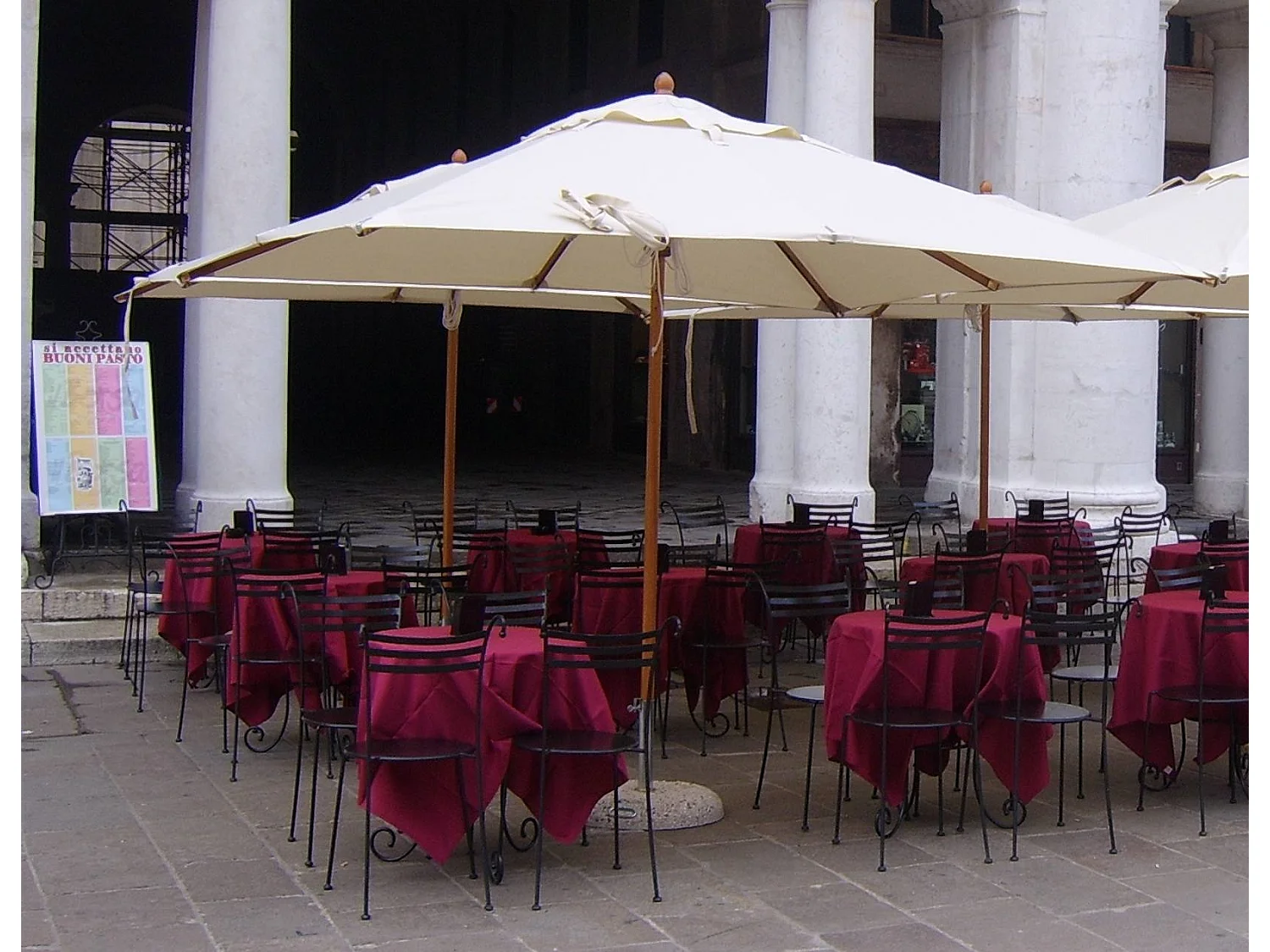 Guarda-chuva de madeira com poste central 60, capa cor bege, 250 x 350 cm, mastro de 60 cm