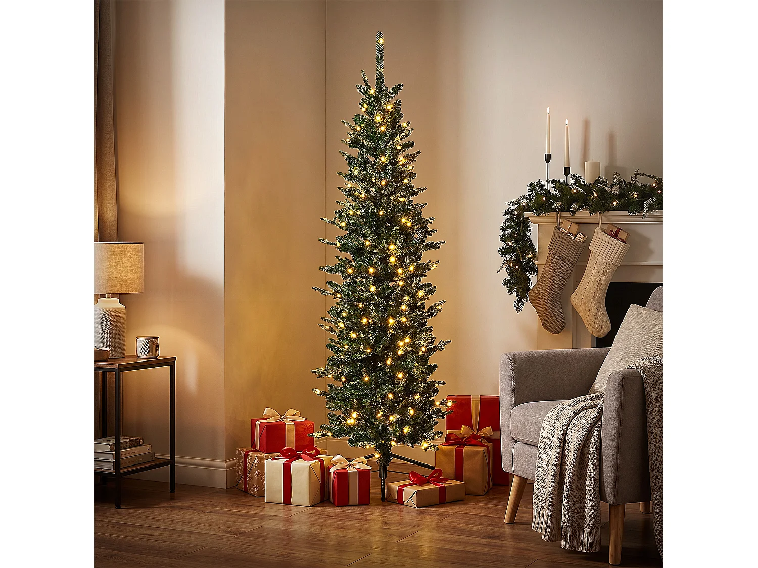 ECD Germany Albero di Natale Slim Artificiale 150 cm con 140 LED Decorazioni Natalizie Albero Verde Realistico per Interni con Base Stabile e 689 Rami