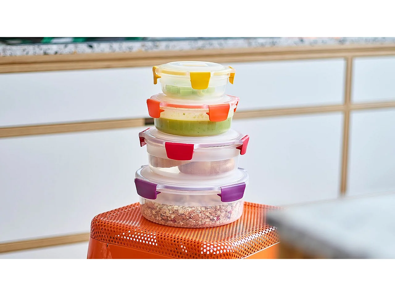 Nest Lock™ 4-Piece Joseph Joseph, set van 1.1L stapelbare, luchtdichte, lekvrije bakjes, geschikt voor magnetron en vriezer, rood