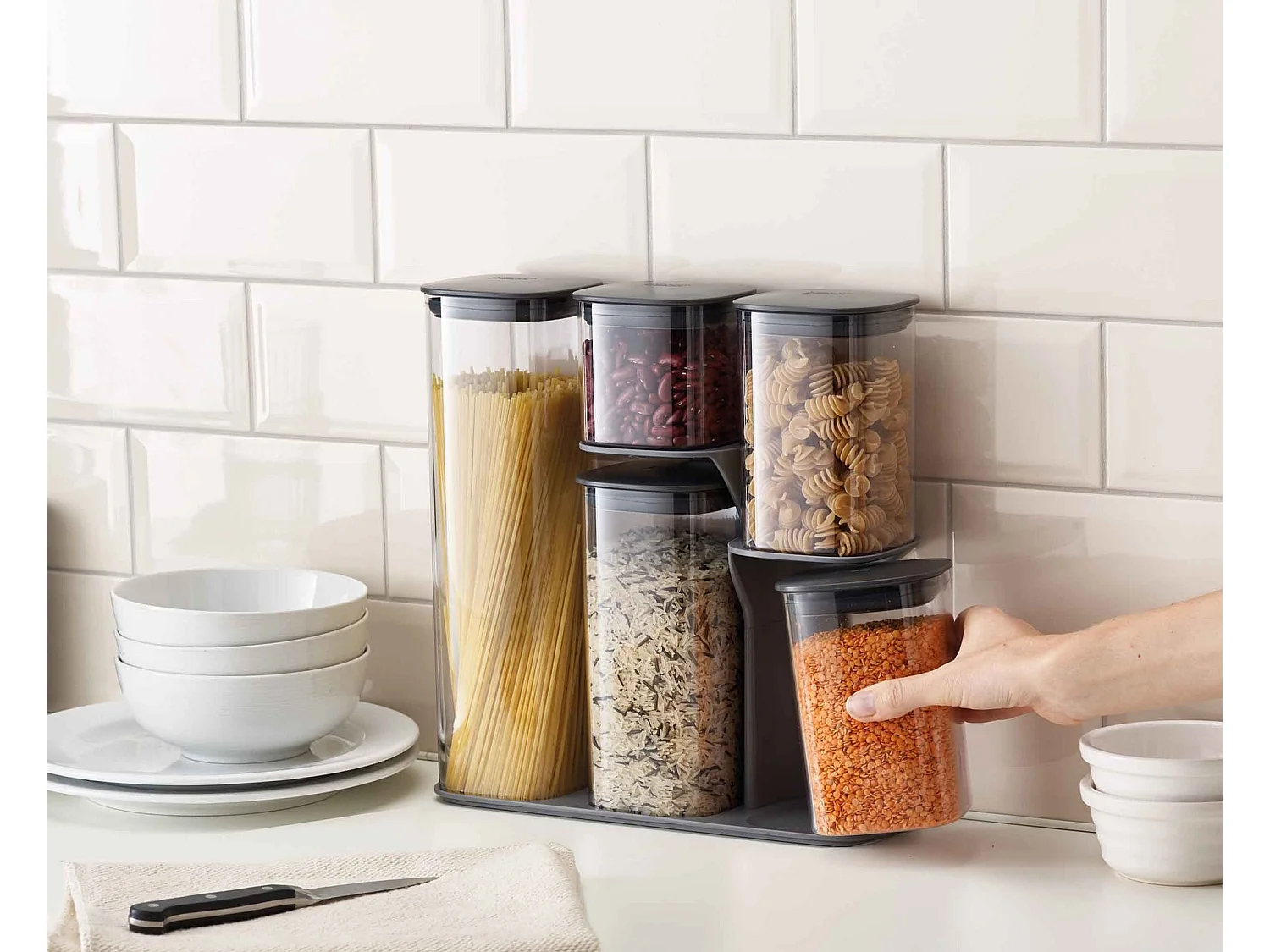 Podium Joseph Joseph, set de 5 bocaux hermétiques avec support, faciles à verser, idéaux pour les aliments secs, couleur gris, capacité de 500 ml à 1,9 L