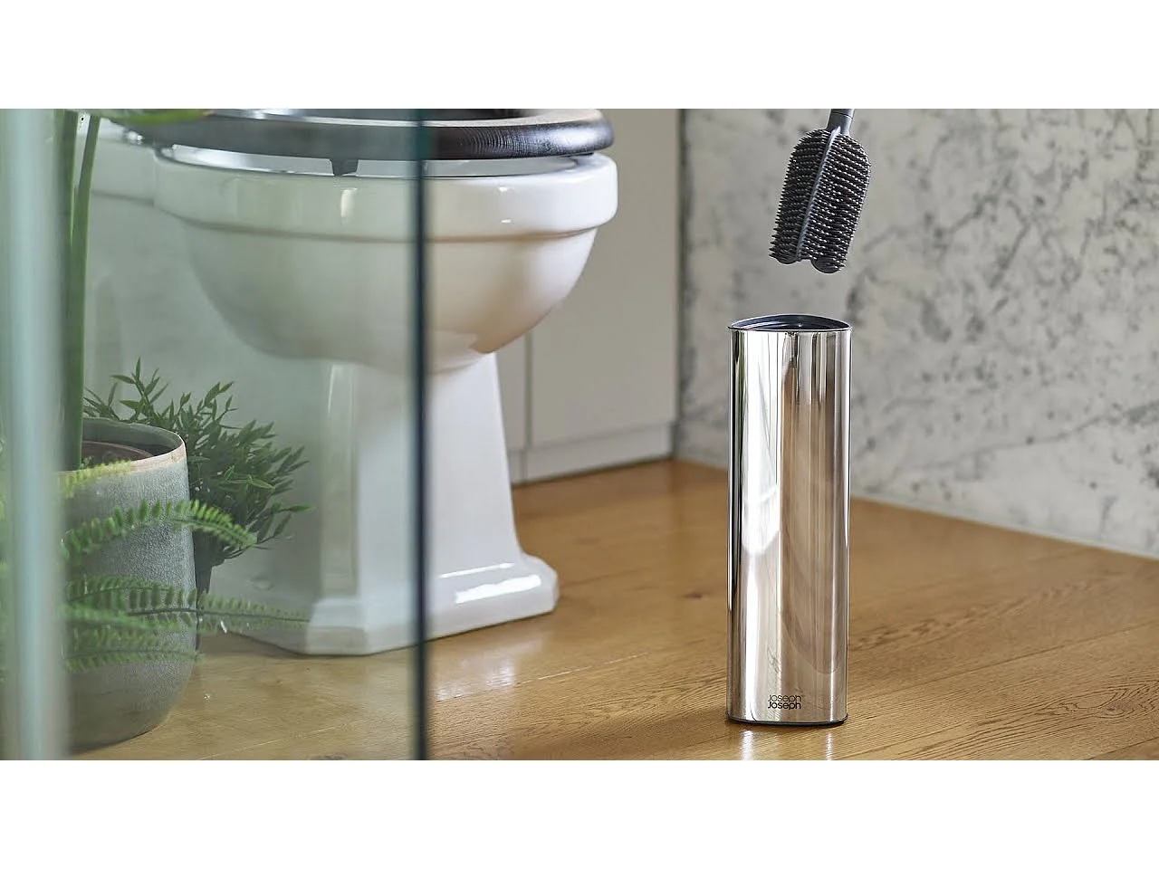 Brosse WC Joseph Joseph Flex 360 Luxe en acier inox, tête flexible triple action, haute durabilité et support élégant.