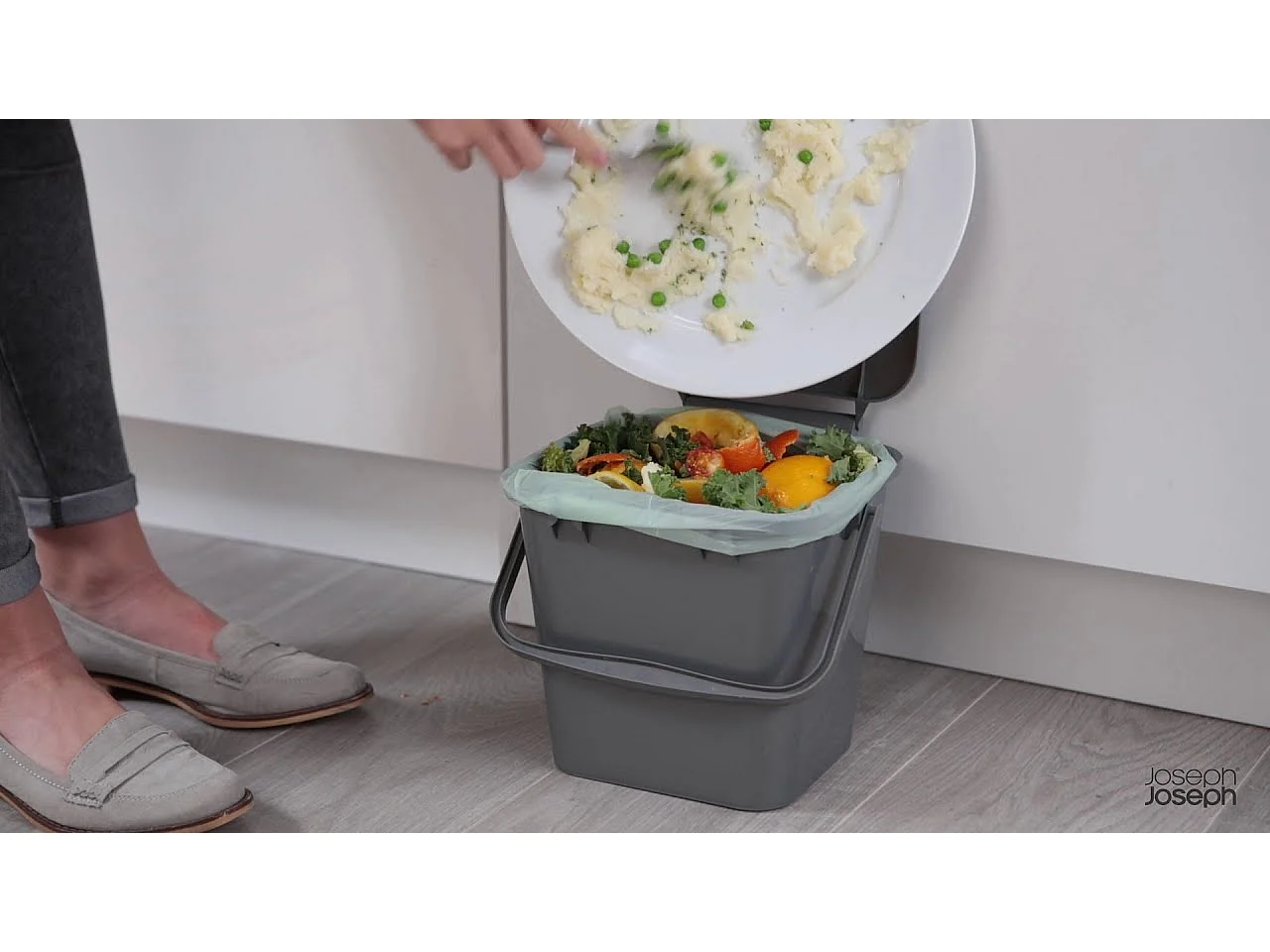 Seau de compost Stack 4L, ventilé avec filtre anti-odeur remplaçable, couvercle basculant, poignée acier et corps en polypropylène.