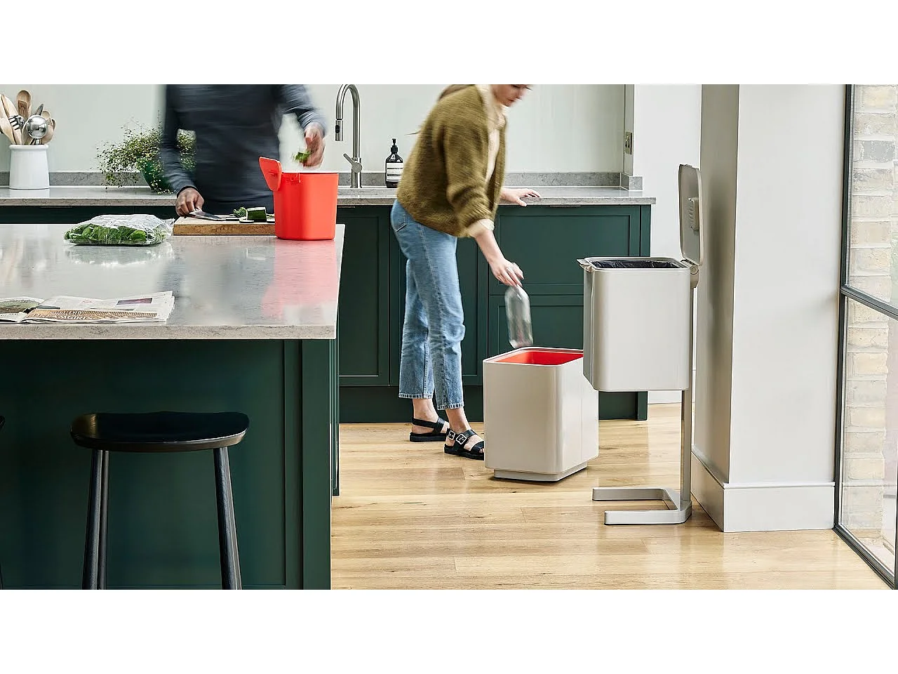 Afval- en recycleerunit Totem Max 60L Joseph Joseph, verticale design met twee compartimenten en uitneembare voedselafvalemmer.