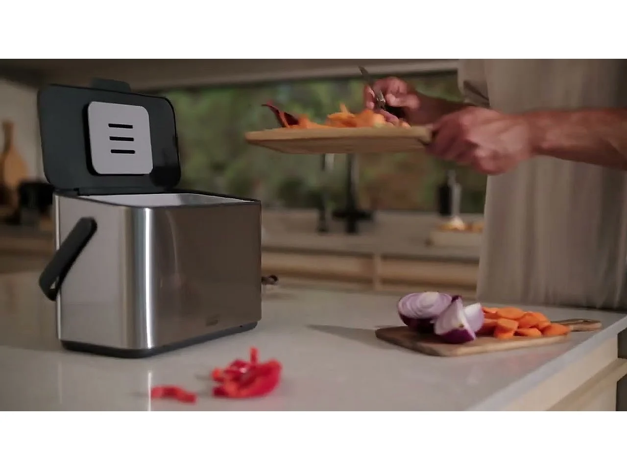 Joseph Joseph Collect Caddy 4L en inox pour déchets alimentaires, avec seau amovible, compact et facile à utiliser pour la cuisine.