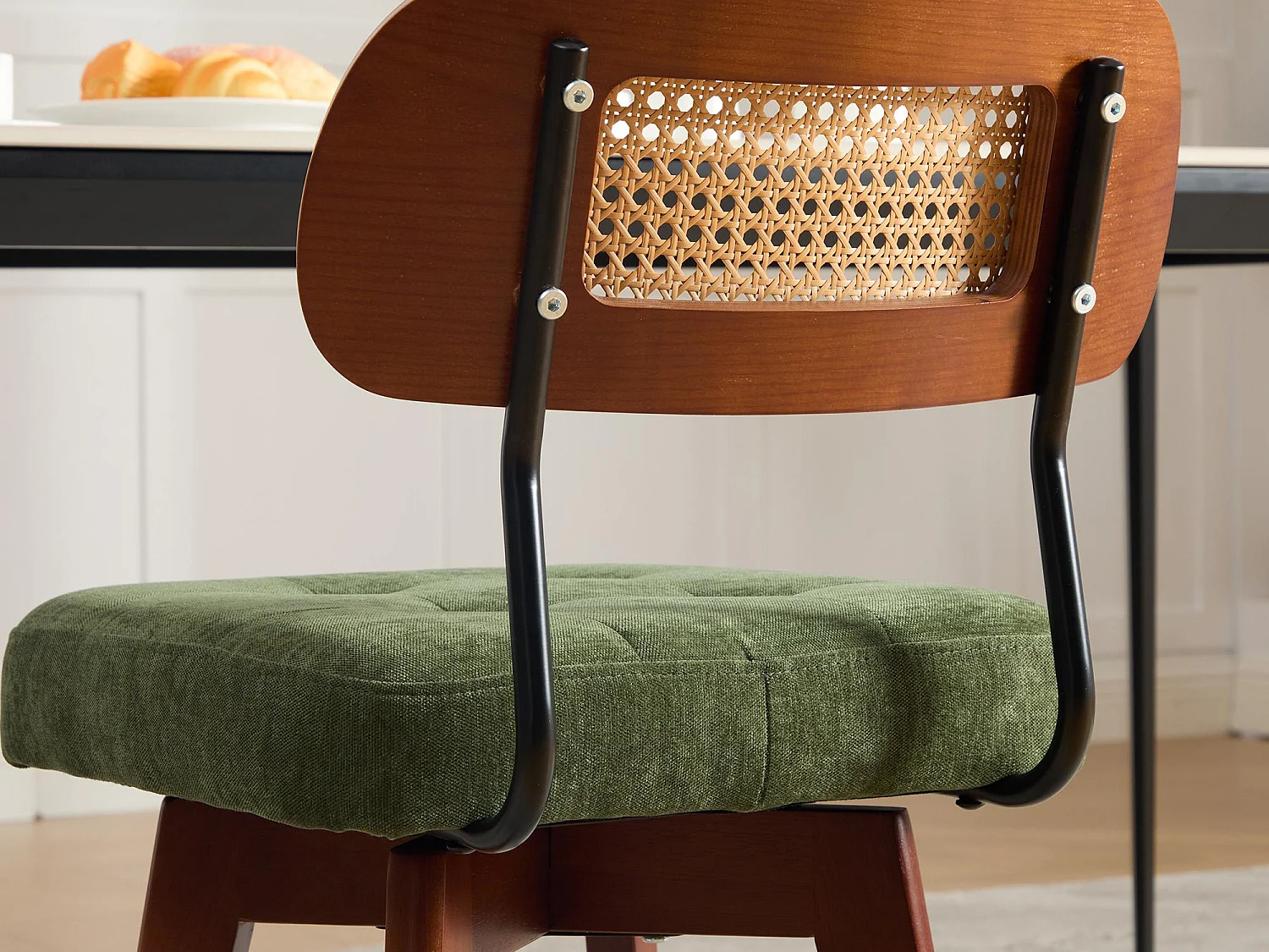 Aura - Set van 2 360° Draaibare Eetkamerstoelen - Chenille Zitting, Gevlochten Rattan Rugleuning, Zwarte Metalen Poten, 43x50x77 cm