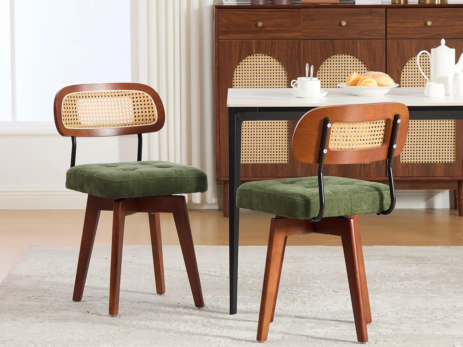 Aura - Set van 2 360° Draaibare Eetkamerstoelen - Chenille Zitting, Gevlochten Rattan Rugleuning, Zwarte Metalen Poten, 43x50x77 cm