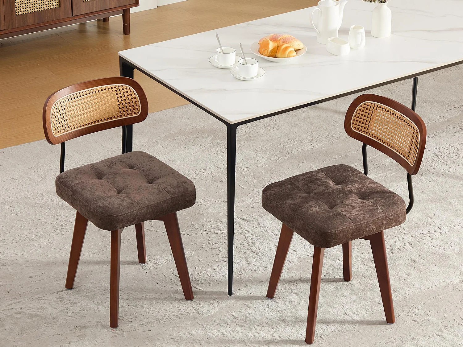 Aura - Set van 2 360° Draaibare Eetkamerstoelen - Chenille Zitting, Gevlochten Rattan Rugleuning, Zwarte Metalen Poten, 43x50x77 cm