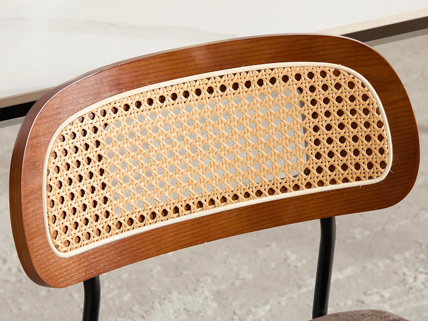 Aura - Set van 2 360° Draaibare Eetkamerstoelen - Chenille Zitting, Gevlochten Rattan Rugleuning, Zwarte Metalen Poten, 43x50x77 cm