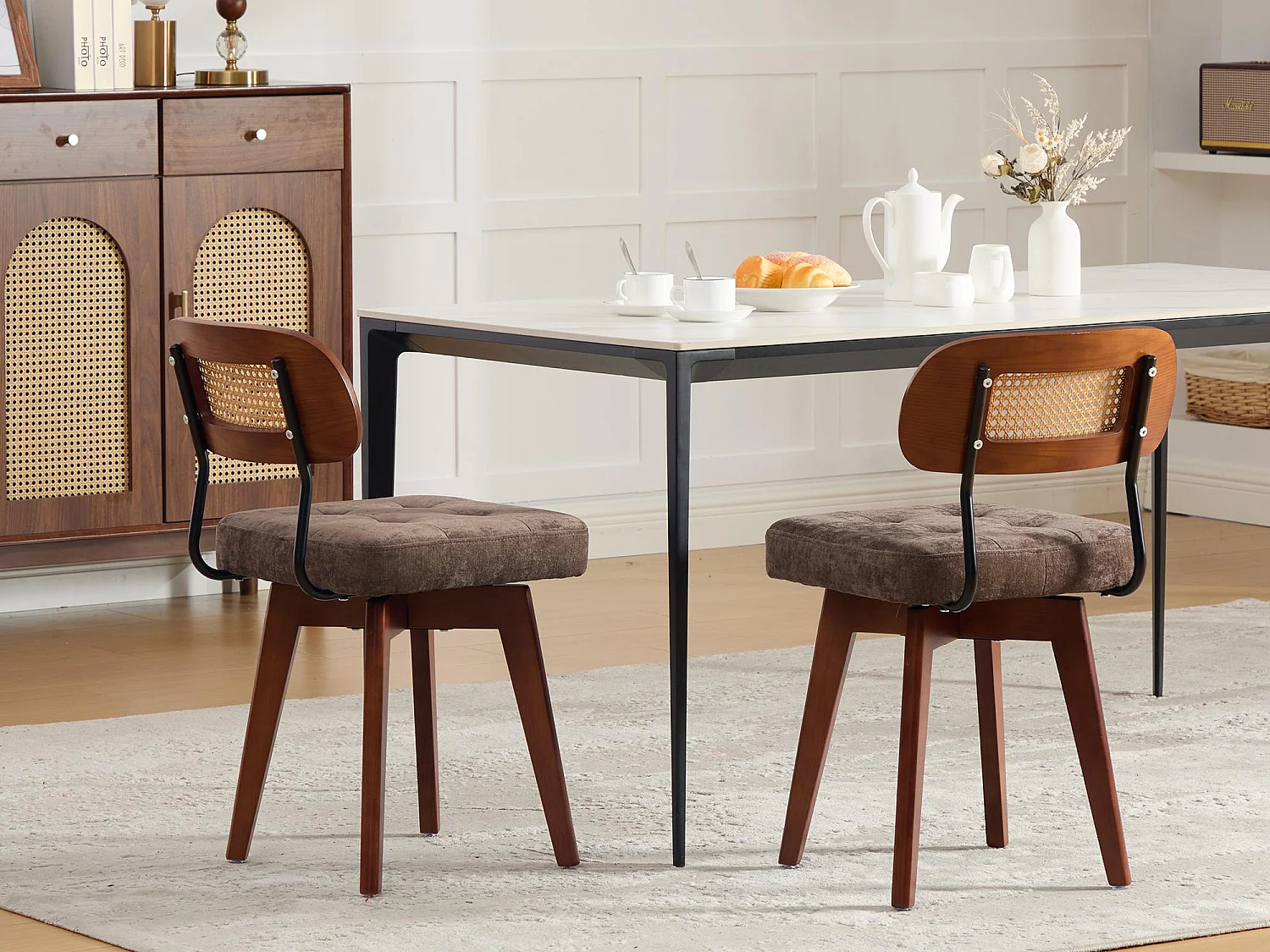 Aura - Set van 2 360° Draaibare Eetkamerstoelen - Chenille Zitting, Gevlochten Rattan Rugleuning, Zwarte Metalen Poten, 43x50x77 cm